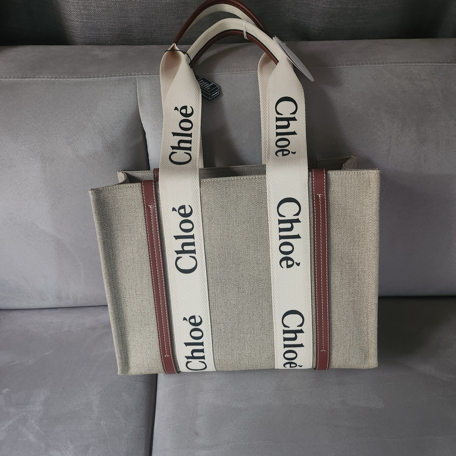Chloe Woody Medium Tote Bag White Brown 착용 스타일