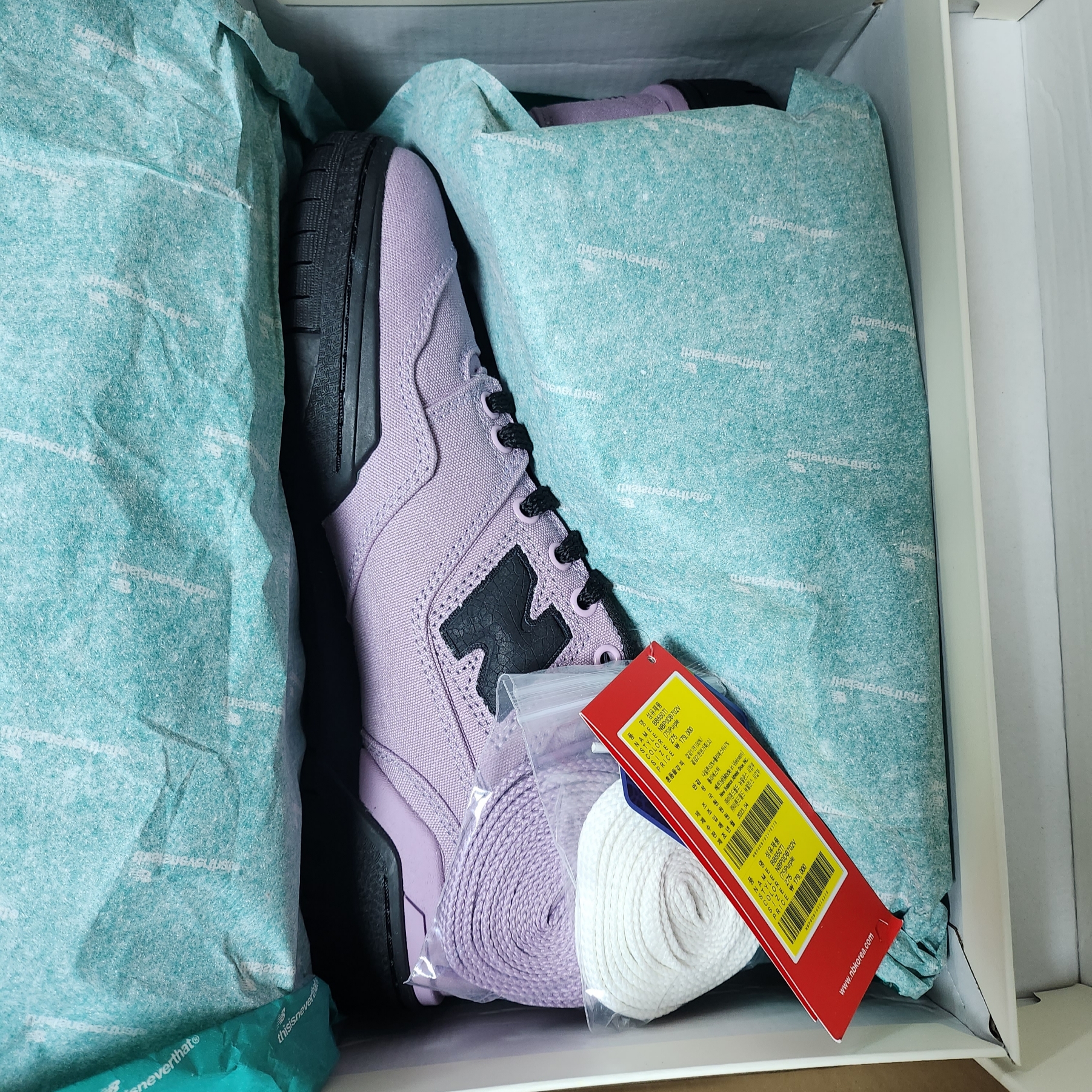 New Balance x Thisisneverthat 550 Lavender Black 착용 스타일 - 2