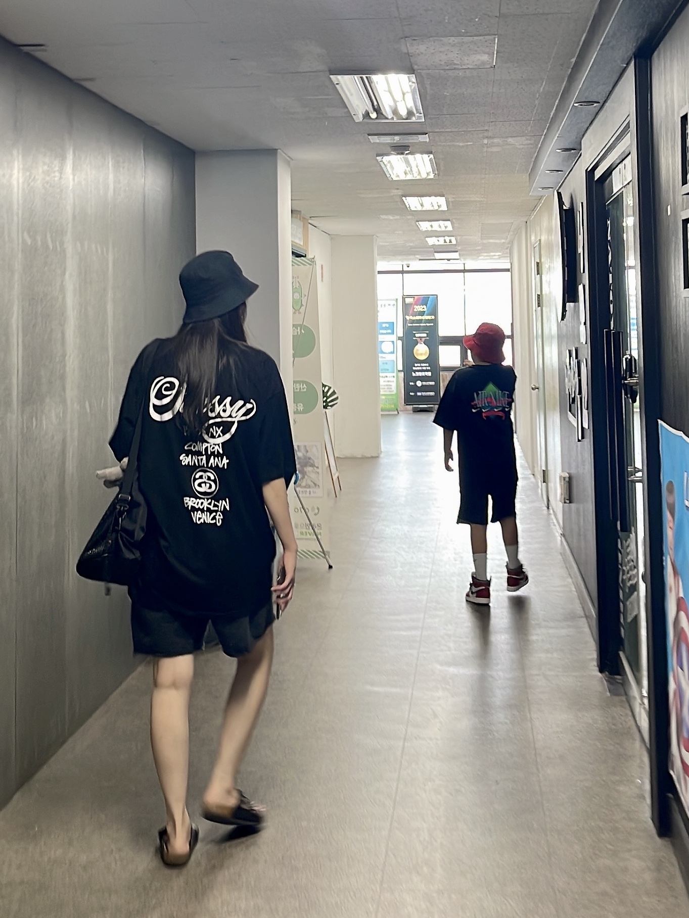 (GS) Jordan 1 Retro High OG Chicago 2022, Stussy Big Stock Bucket Hat Deep Red 착용 스타일 - 3