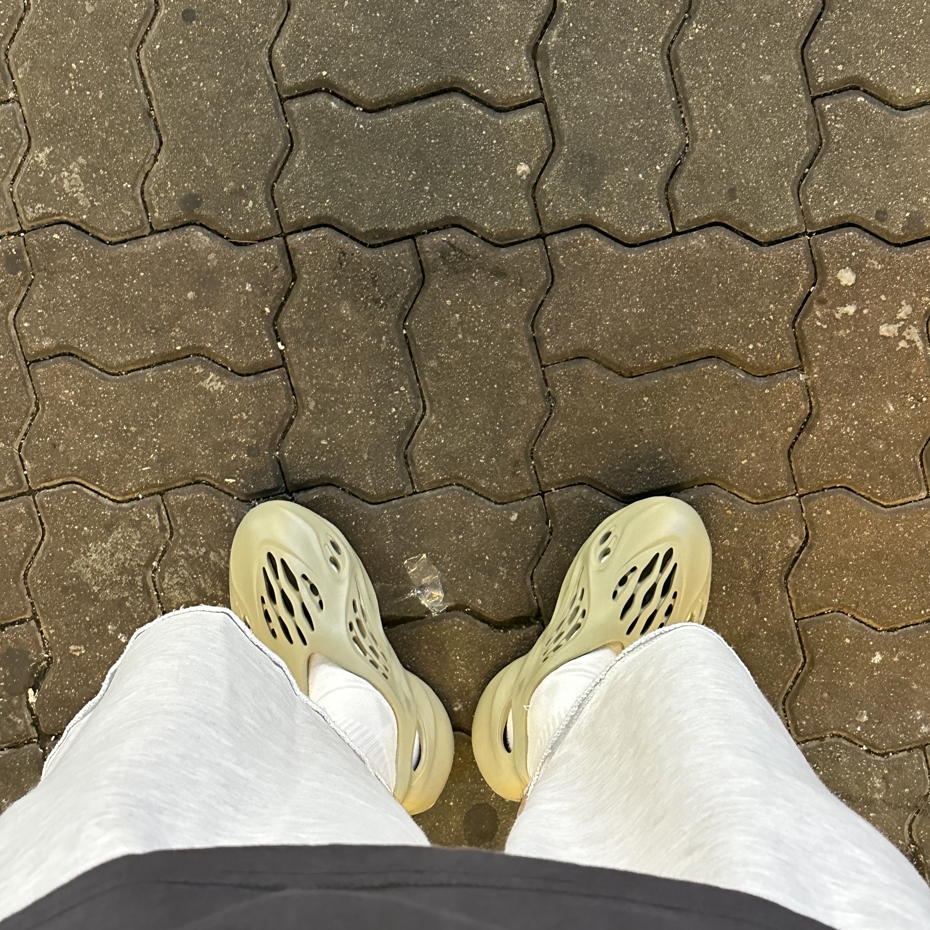 Adidas Yeezy Foam RNNR Stone Salt 착용 스타일