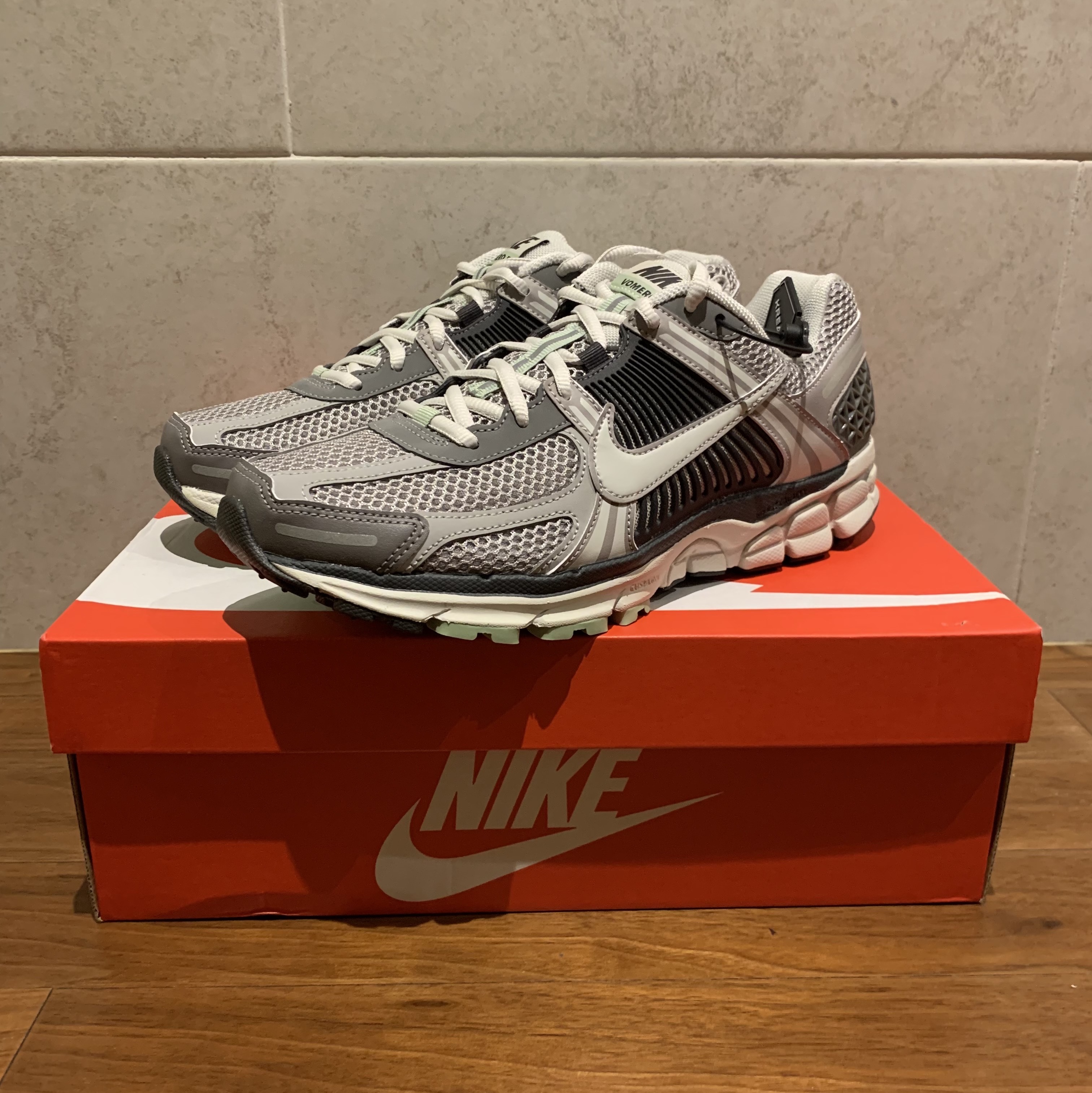 (W) Nike Zoom Vomero 5 Cobblestone and Flat Pewter 착용 스타일