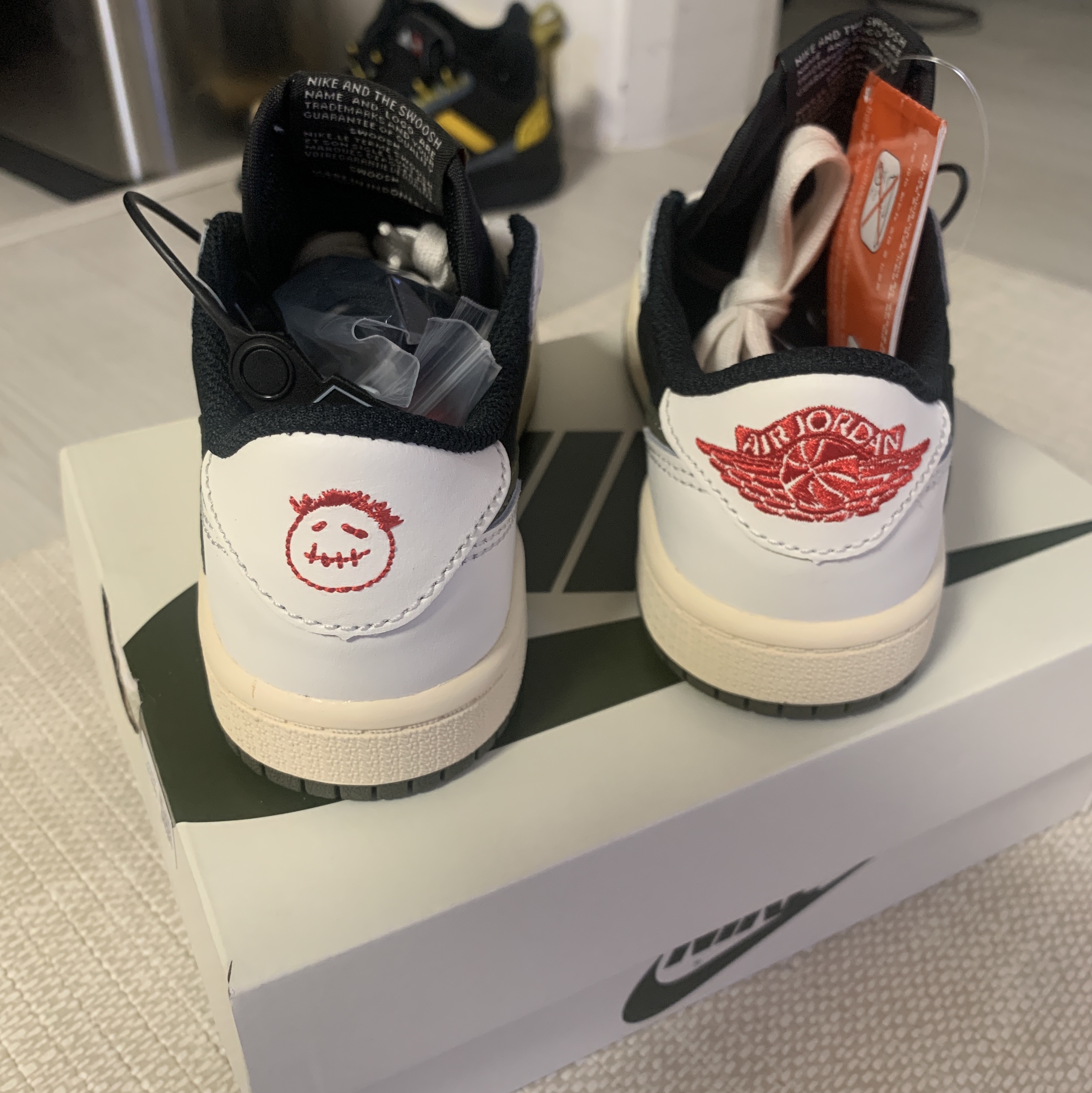 (PS) Jordan 1 x Travis Scott Retro Low OG SP Medium Olive 착용 스타일 - 3