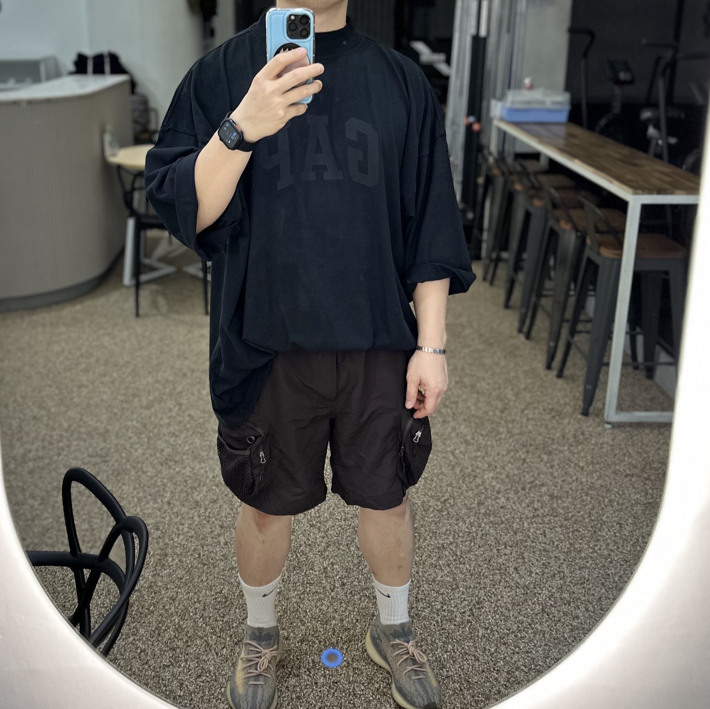 Yeezy Gap Engineered By Balenciaga Dove 3/4 Sleeve T-Shirt Black 착용 스타일
