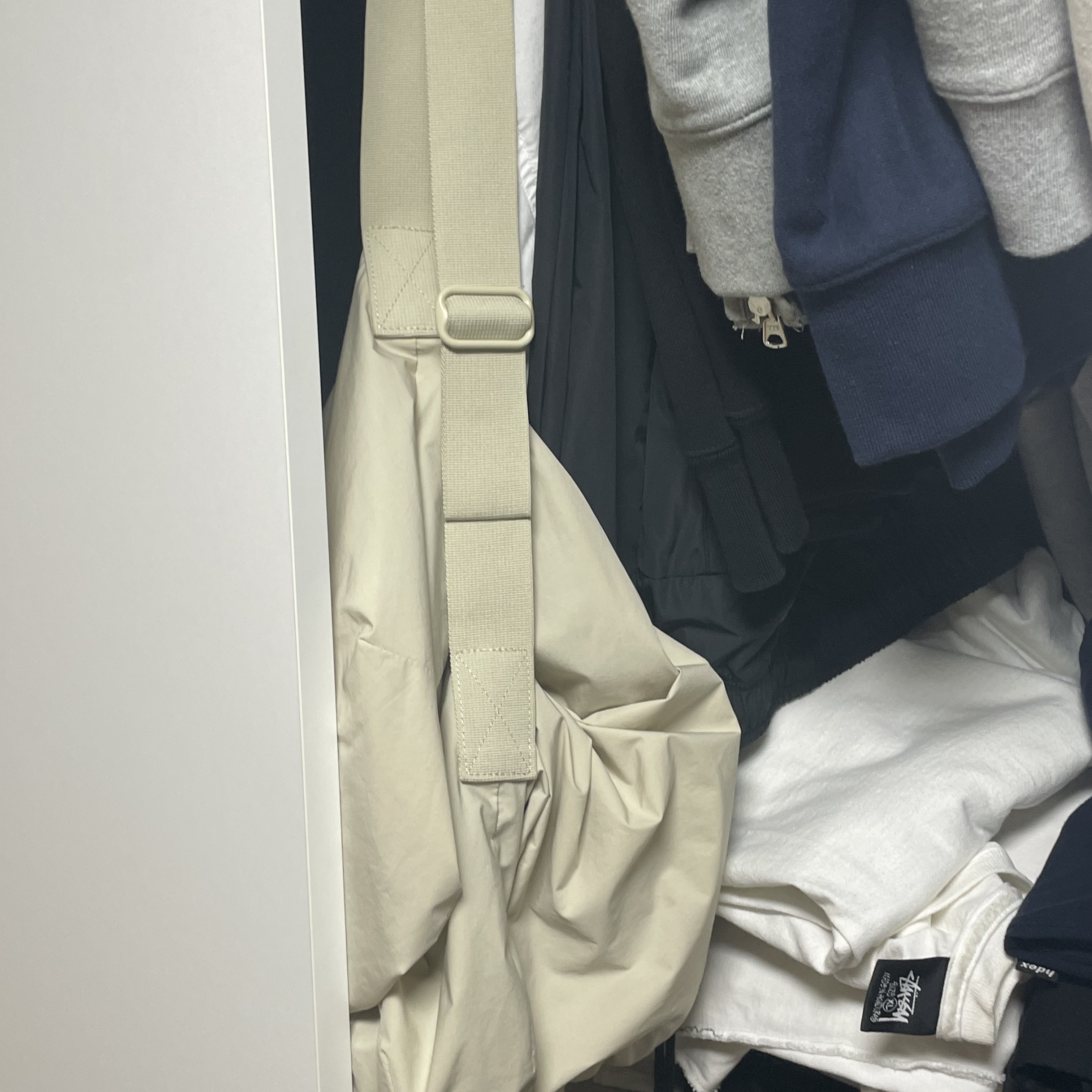 Uniqlo U Drawstring Shoulder Bag Natural 착용 스타일