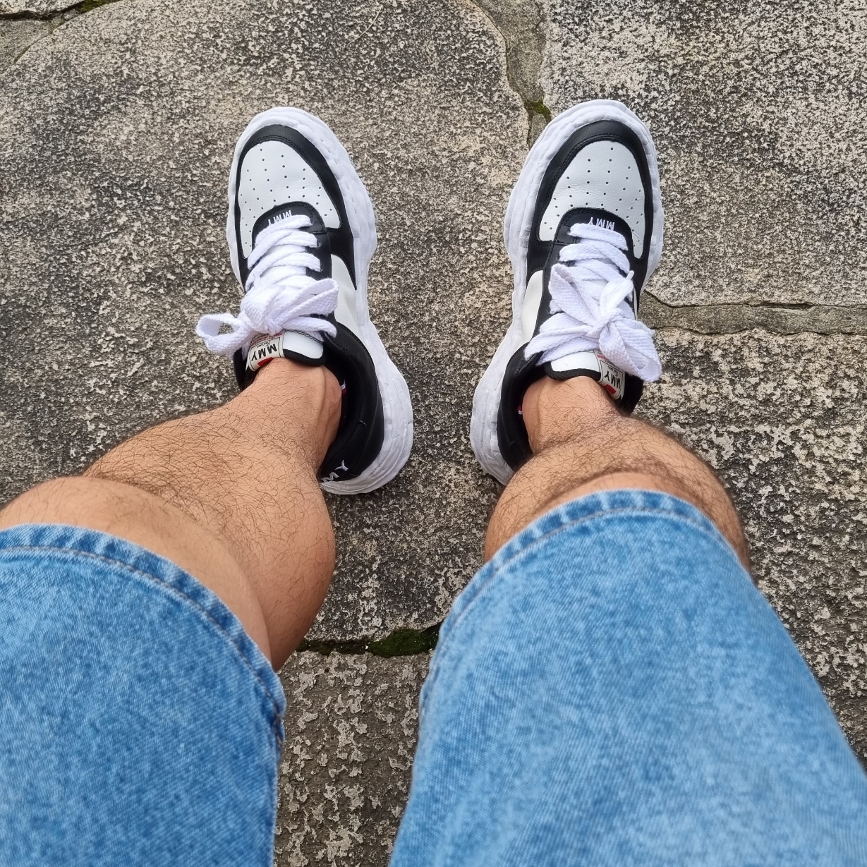 Maison Mihara Yasuhiro Wayne OG Sole Leather Low-top Sneakers Black White 착용 스타일 - 2