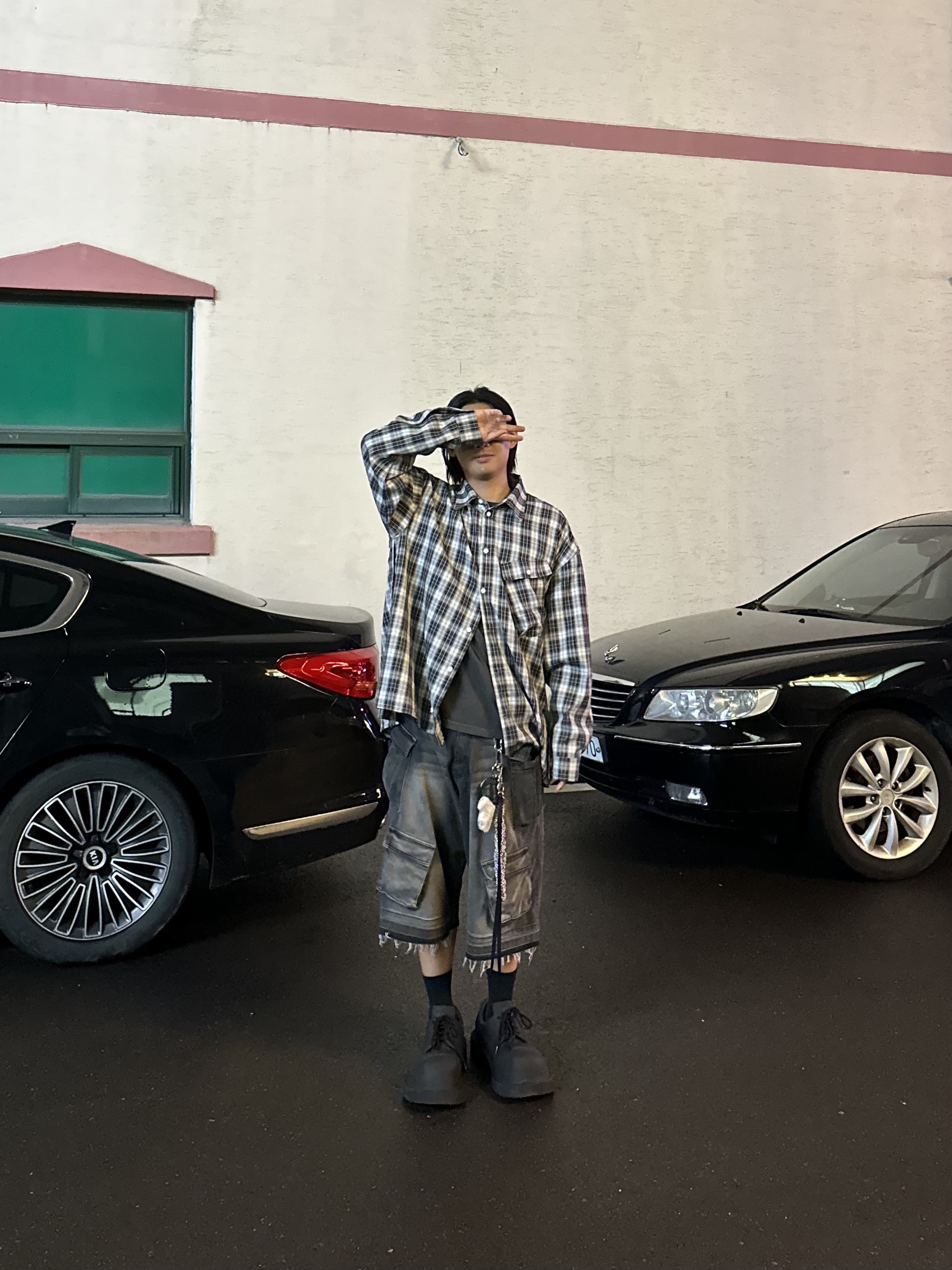 Nos Couleurs Old Washed Cargo Denim Shorts Dark Grey, Balenciaga Steroid Derby Black 착용 스타일 - 3