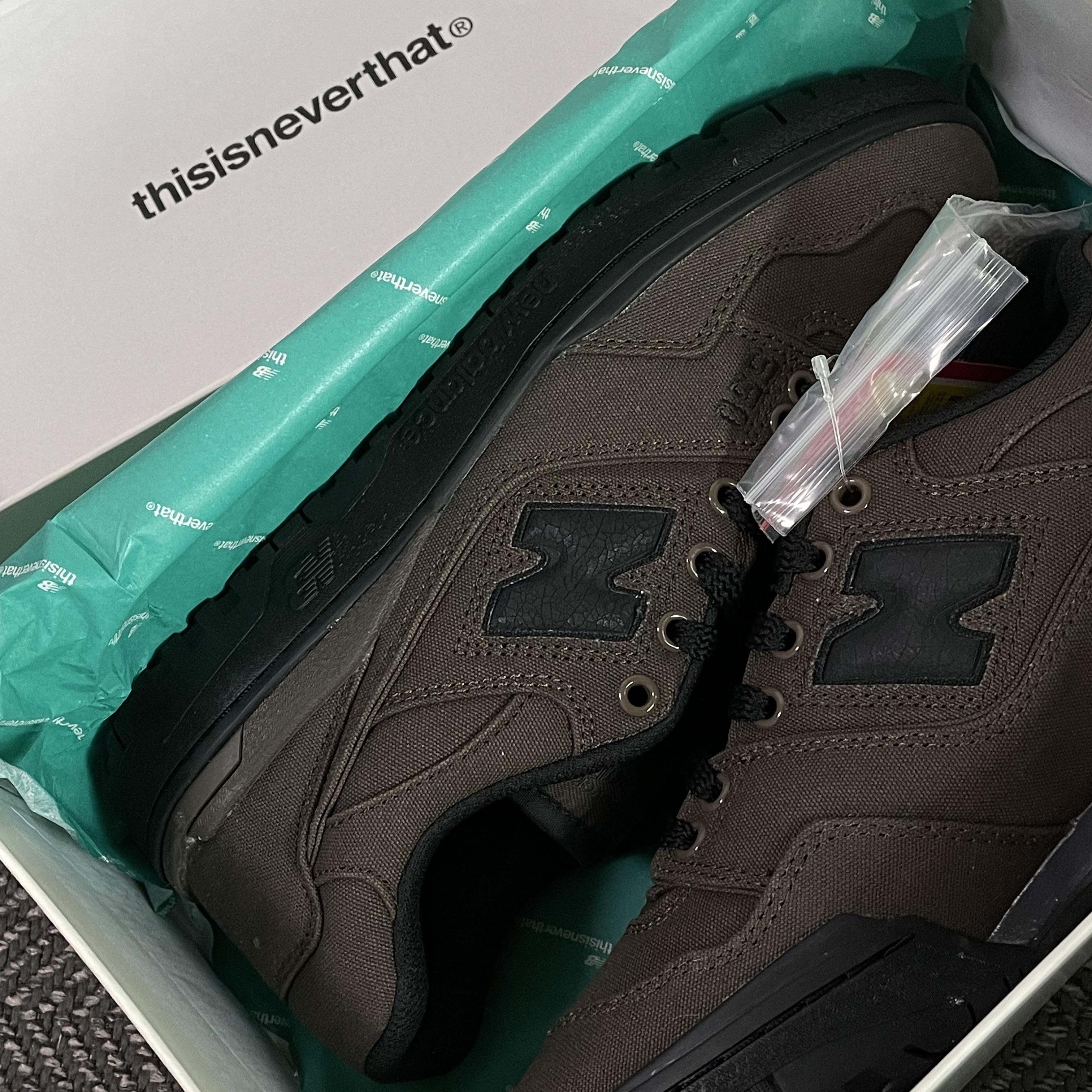 New Balance x Thisisneverthat 550 Brown Black 착용 스타일 - 1
