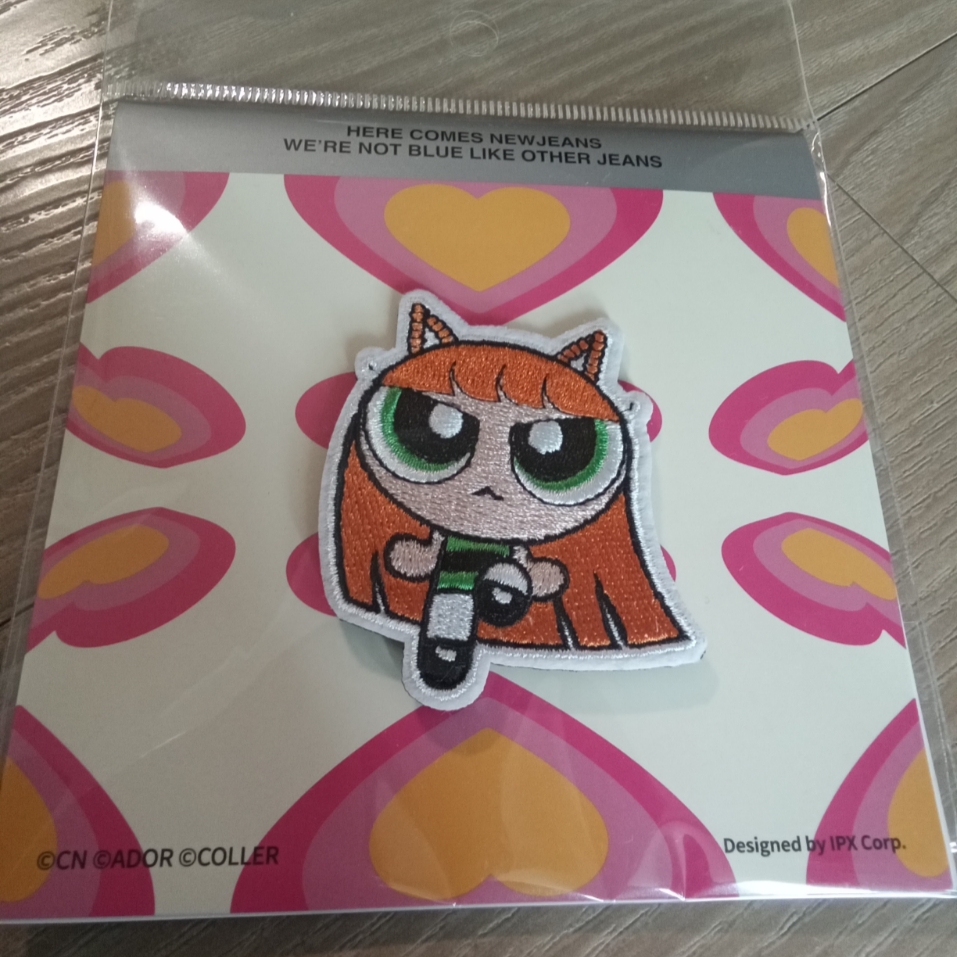 NewJeans x The Powerpuff Girls Coller Wappen Reverse Sticon Haerin 착용 스타일
