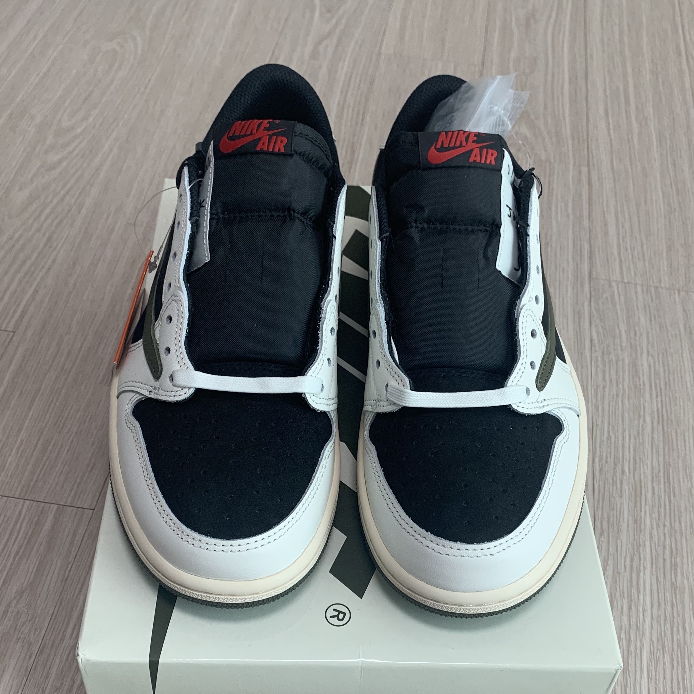 (W) Jordan 1 x Travis Scott Retro Low OG SP Medium Olive 착용 스타일 - 2