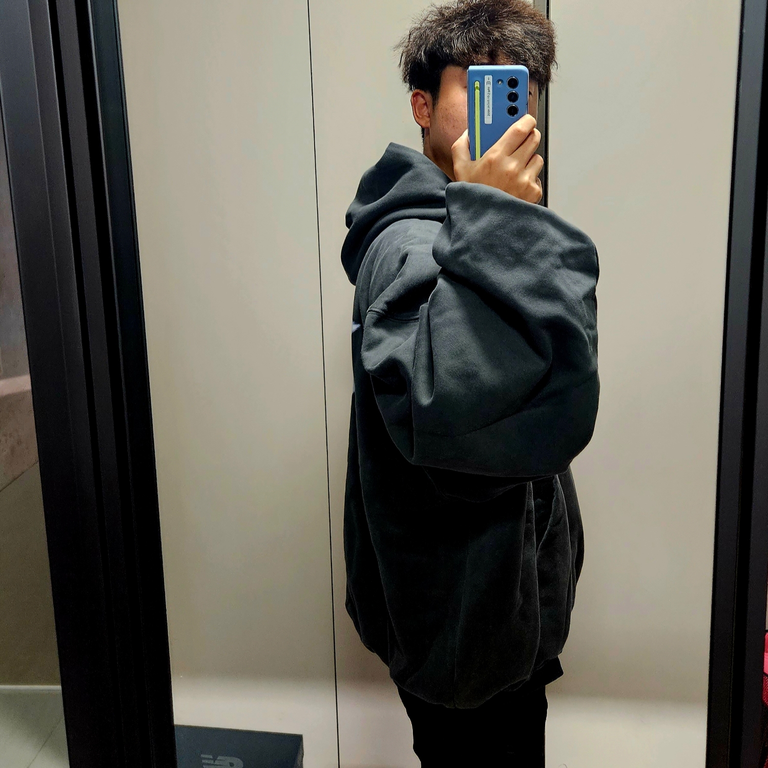 Yeezy Gap Engineered By Balenciaga Dove Hoodie Black 착용 스타일 - 2