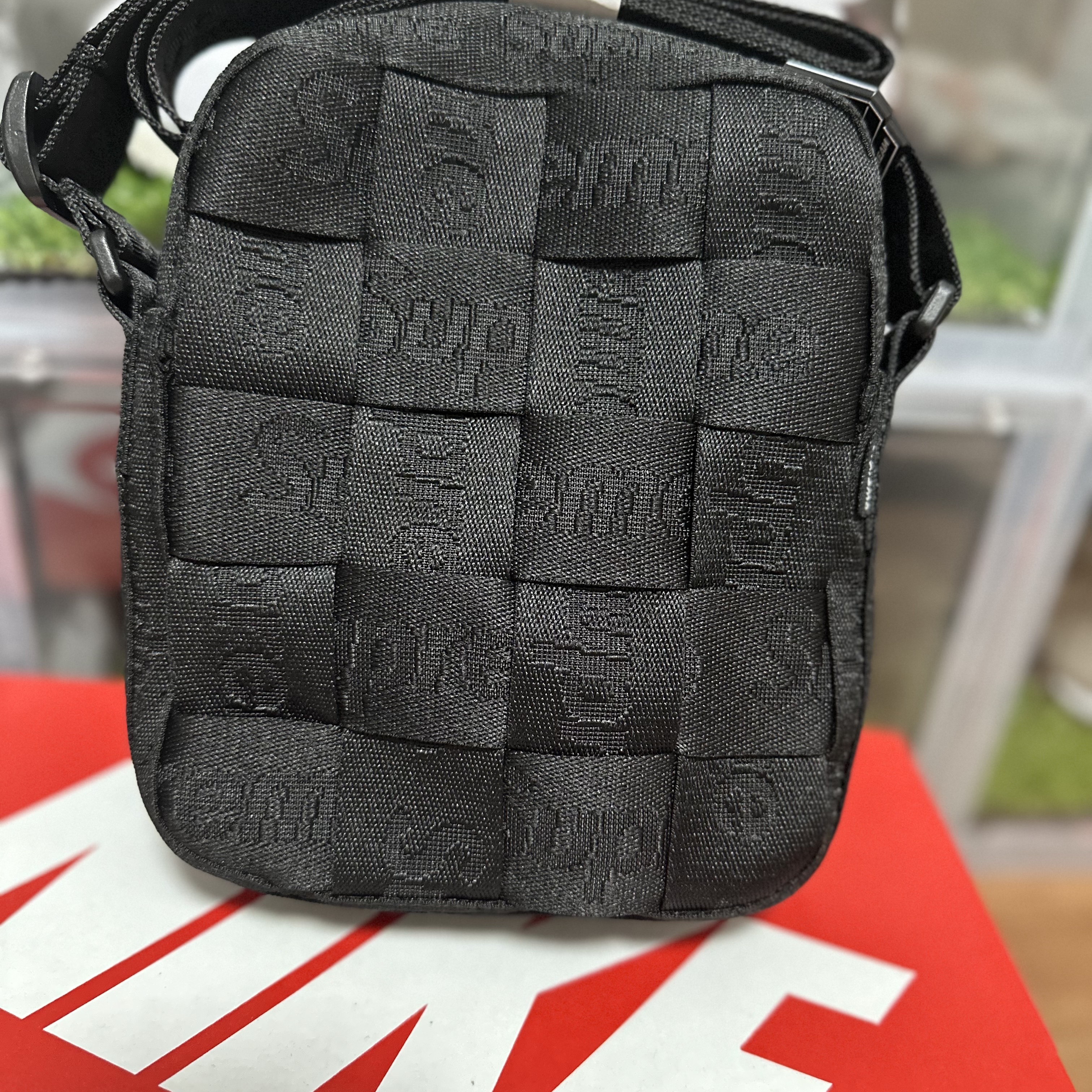 Supreme Woven Shoulder Bag Black - 23SS 착용 스타일