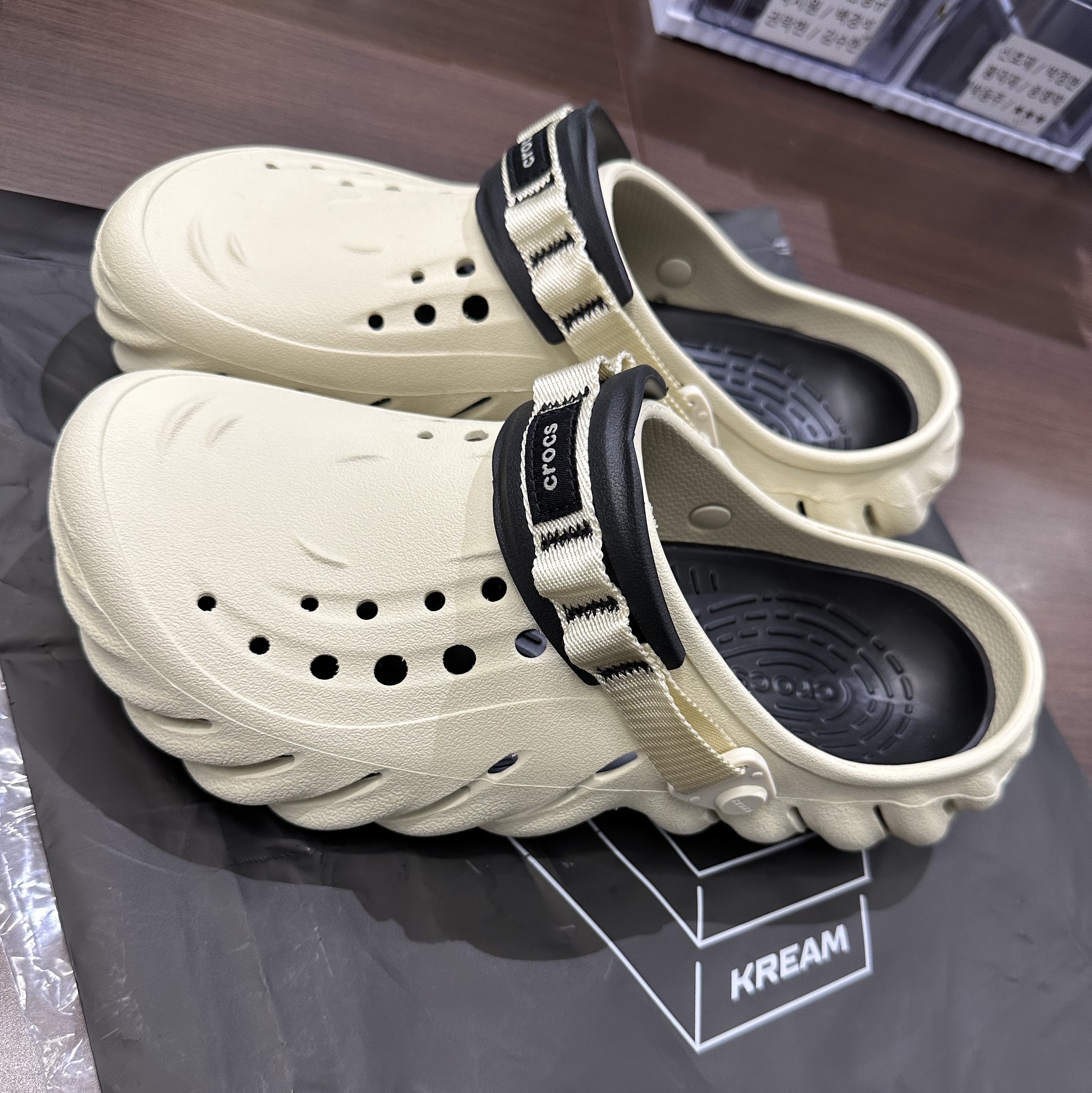 Crocs Echo Clog Bone Black 착용 스타일