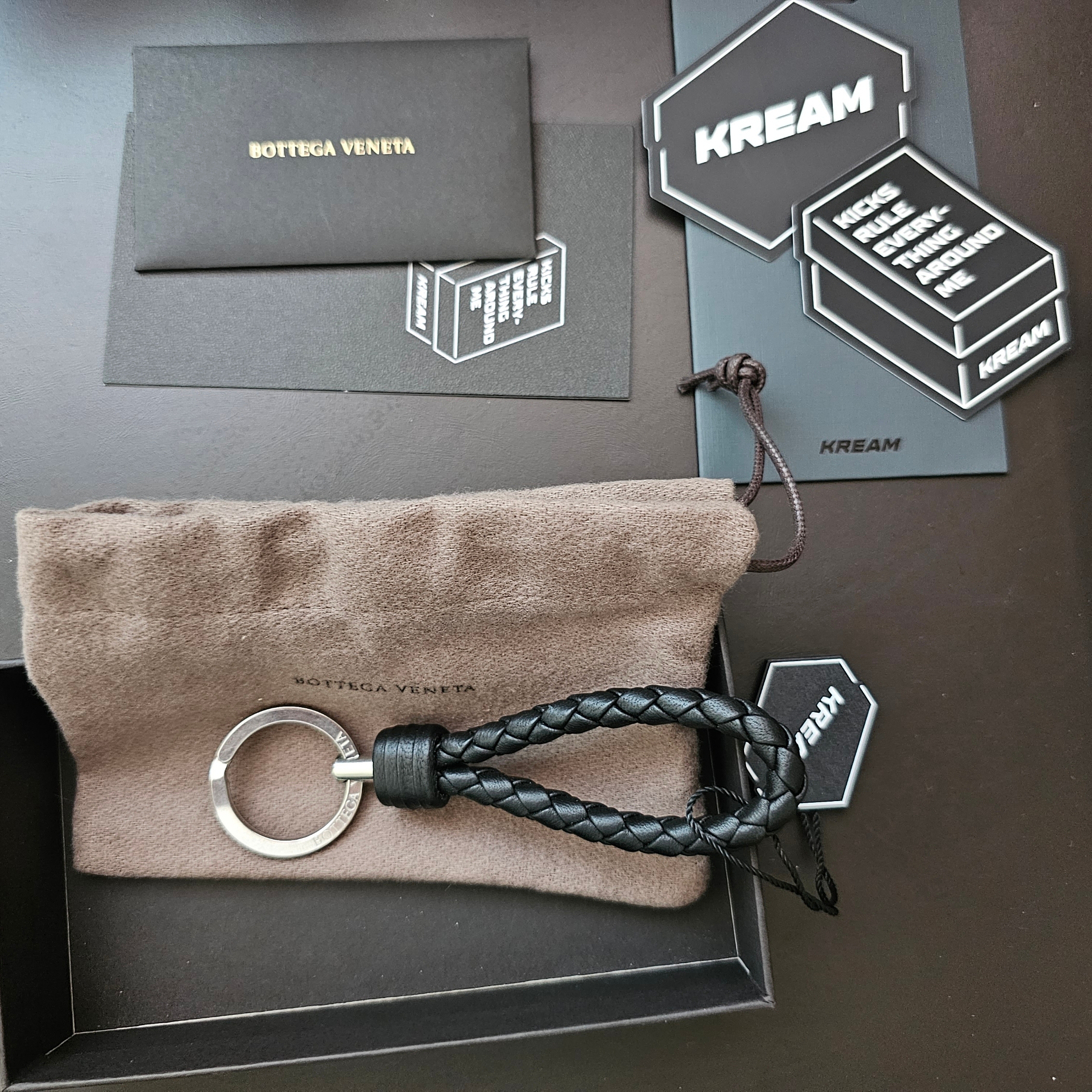 Bottega Veneta Leather Keyring Black 착용 스타일