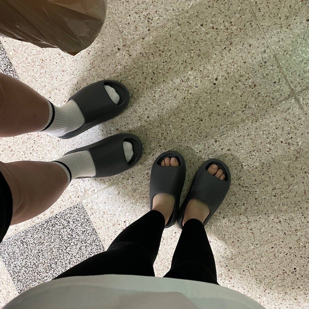Adidas Yeezy Slide Slate Grey 착용 스타일