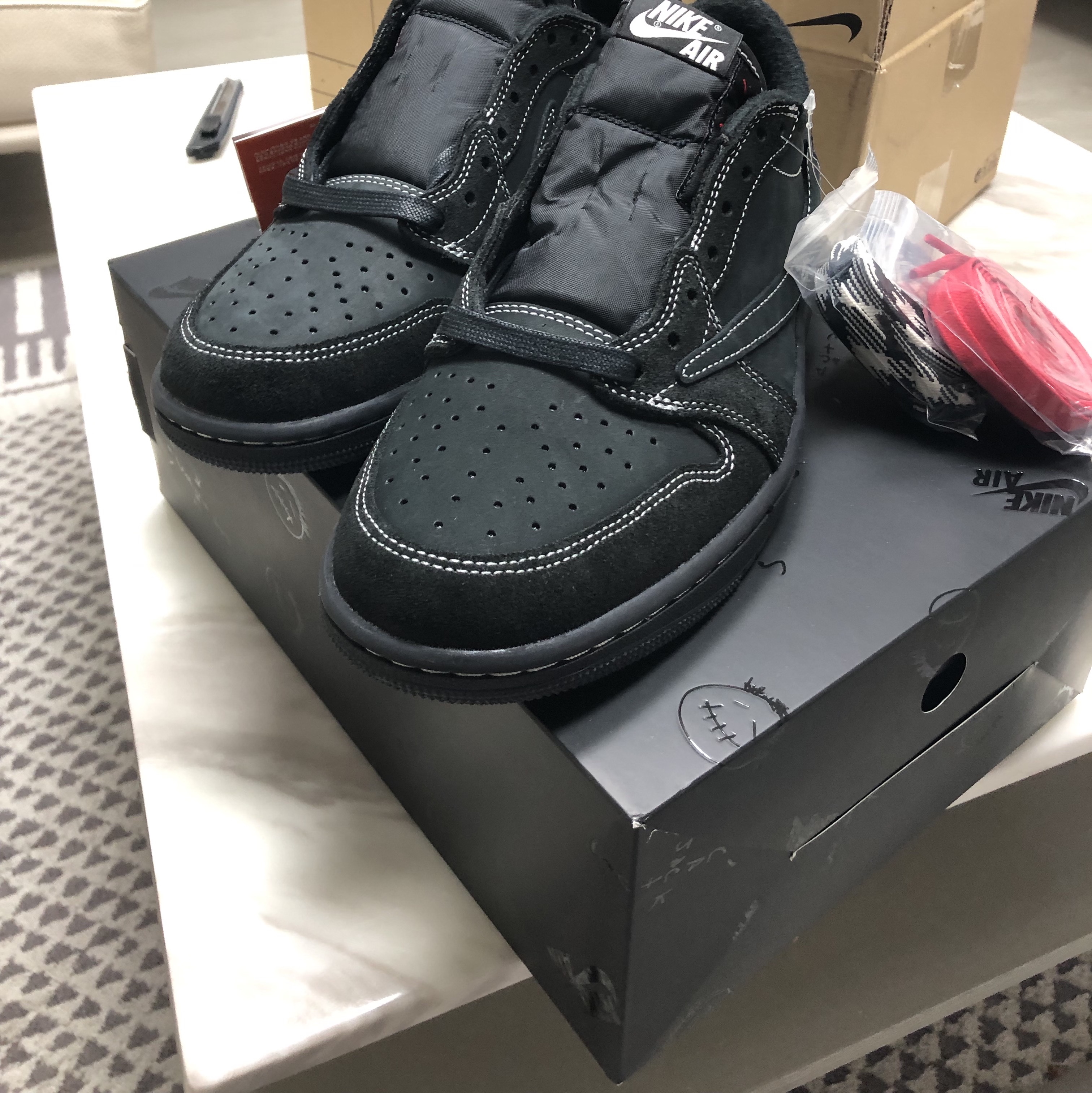 Jordan 1 x Travis Scott Retro Low OG SP Black Phantom 착용 스타일 - 1