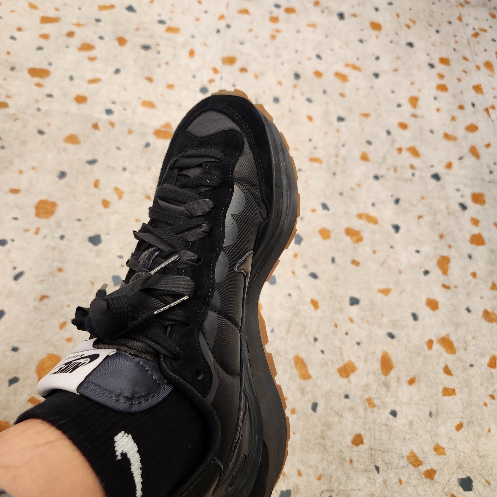 Nike x Sacai VaporWaffle Black and Gum 착용 스타일 - 1
