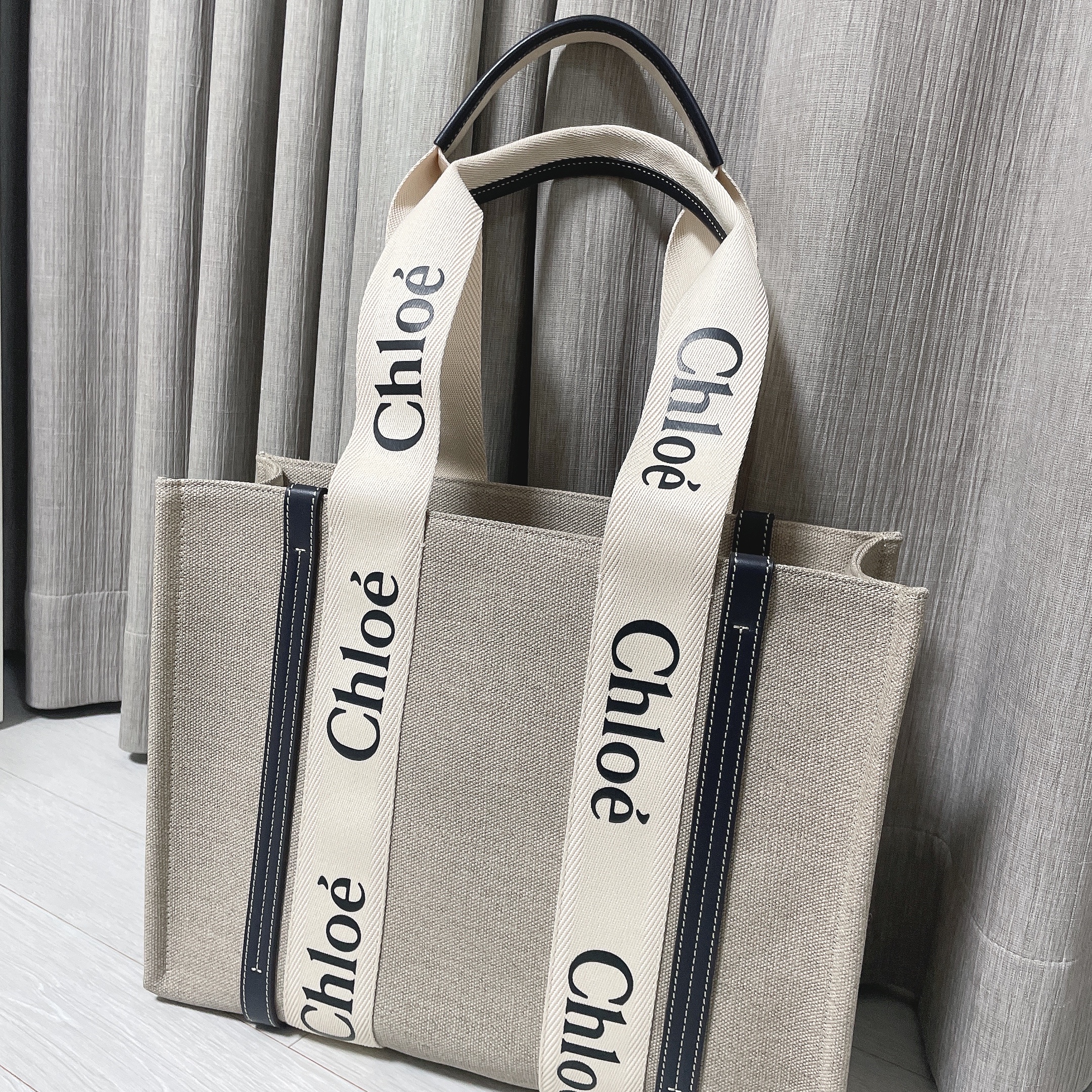 Chloe Woody Medium Tote Bag White Blue 착용 스타일