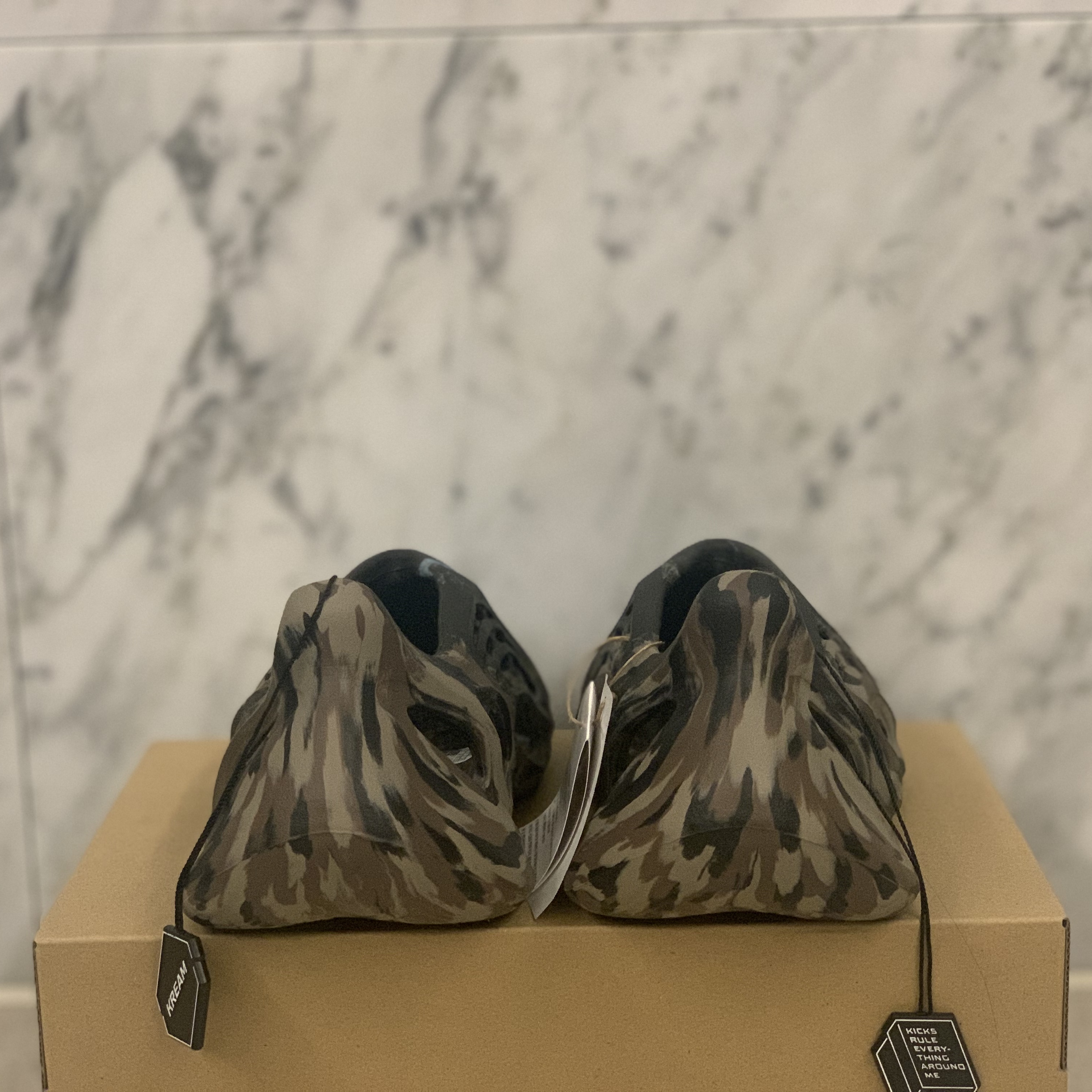 Adidas Yeezy Foam RNNR MX Cinder 착용 스타일 - 3
