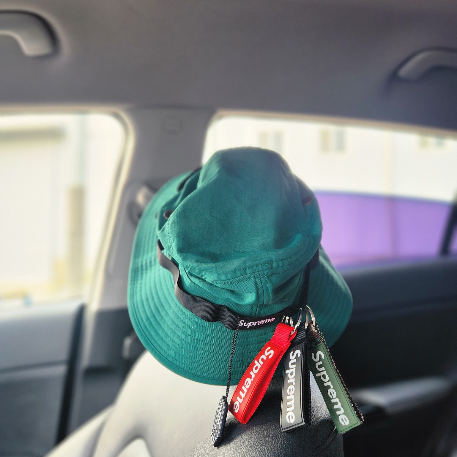 Supreme Webbing Keychain Green Camo - 23SS, Supreme Webbing Keychain Red - 23SS 착용 스타일