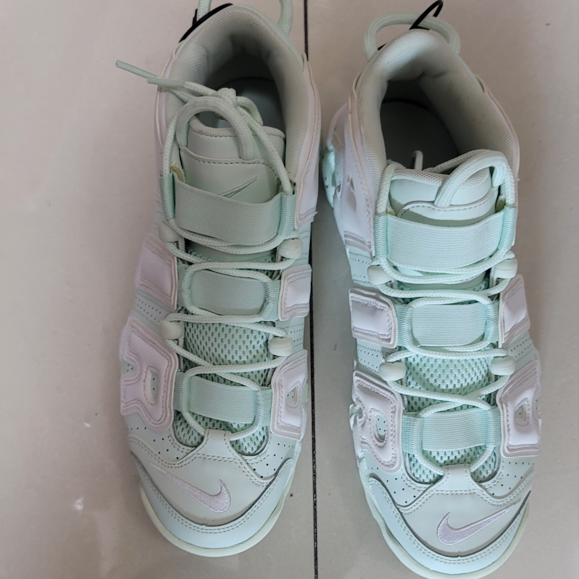 (W) Nike Air More Uptempo Barley Green 착용 스타일