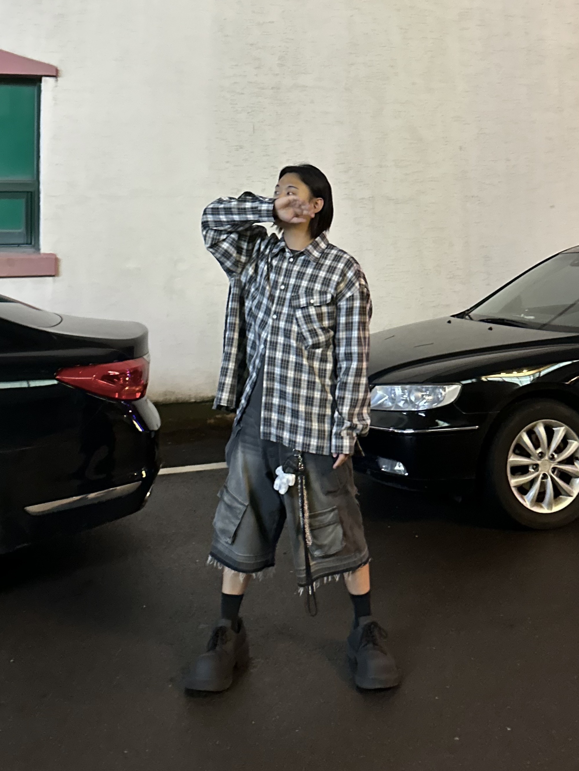 Nos Couleurs Old Washed Cargo Denim Shorts Dark Grey, Balenciaga Steroid Derby Black 착용 스타일 - 1