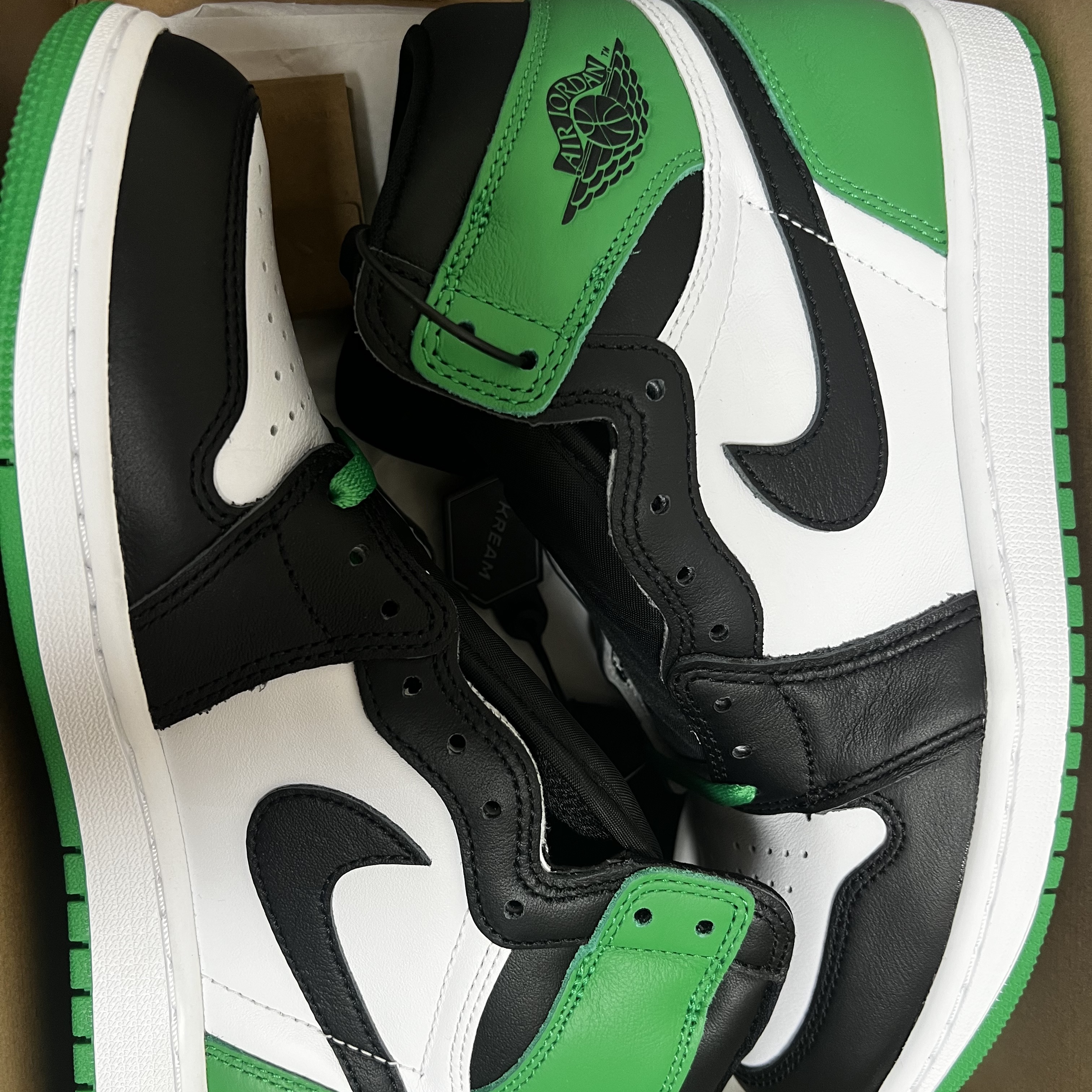 Jordan 1 Retro High OG Black and Lucky Green 착용 스타일