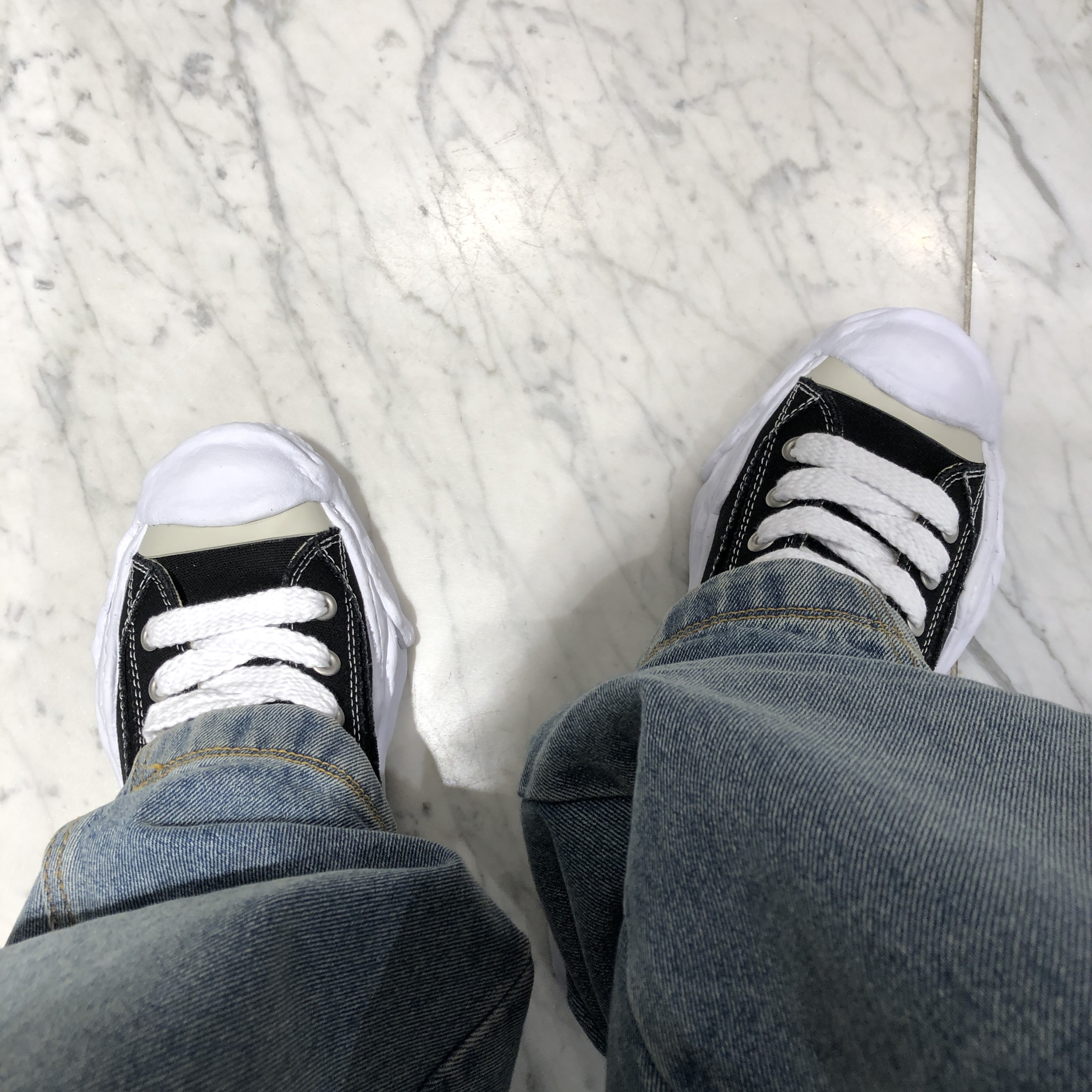 Maison Mihara Yasuhiro Hank OG Sole Canvas Low-top Sneakers Black 착용 스타일