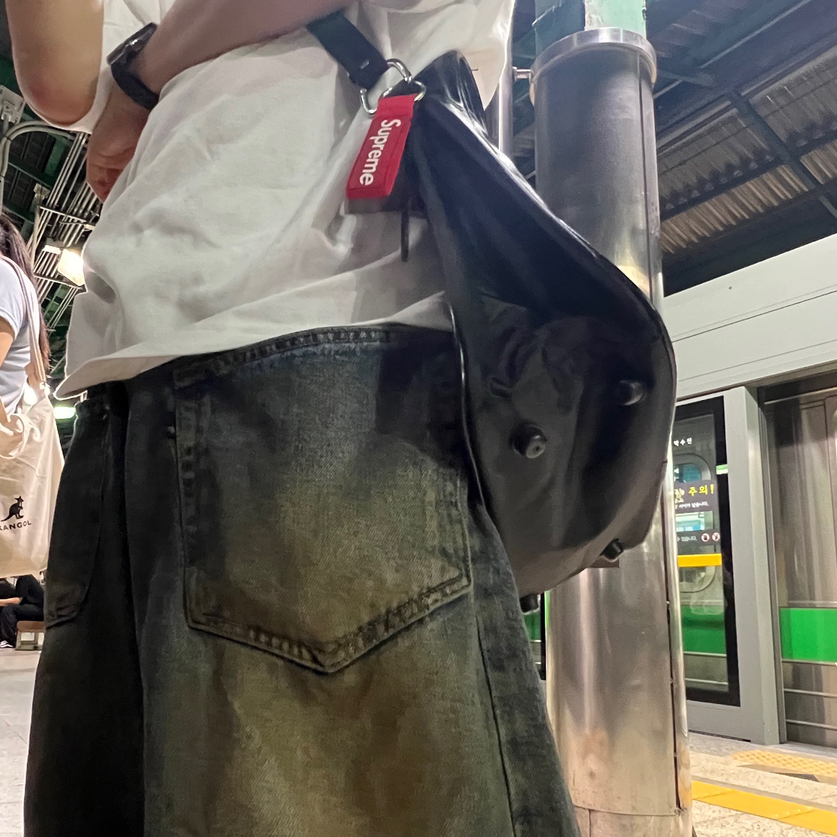 Supreme Webbing Keychain Red - 23SS 착용 스타일