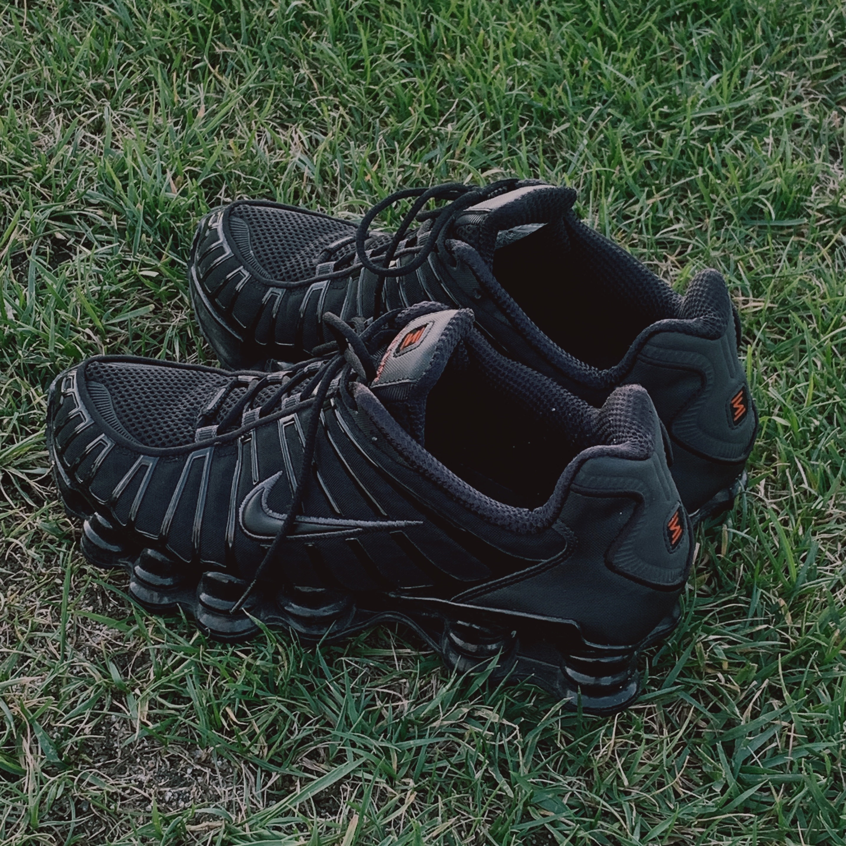 (W) Nike Shox TL Black and Max Orange 착용 스타일 - 3