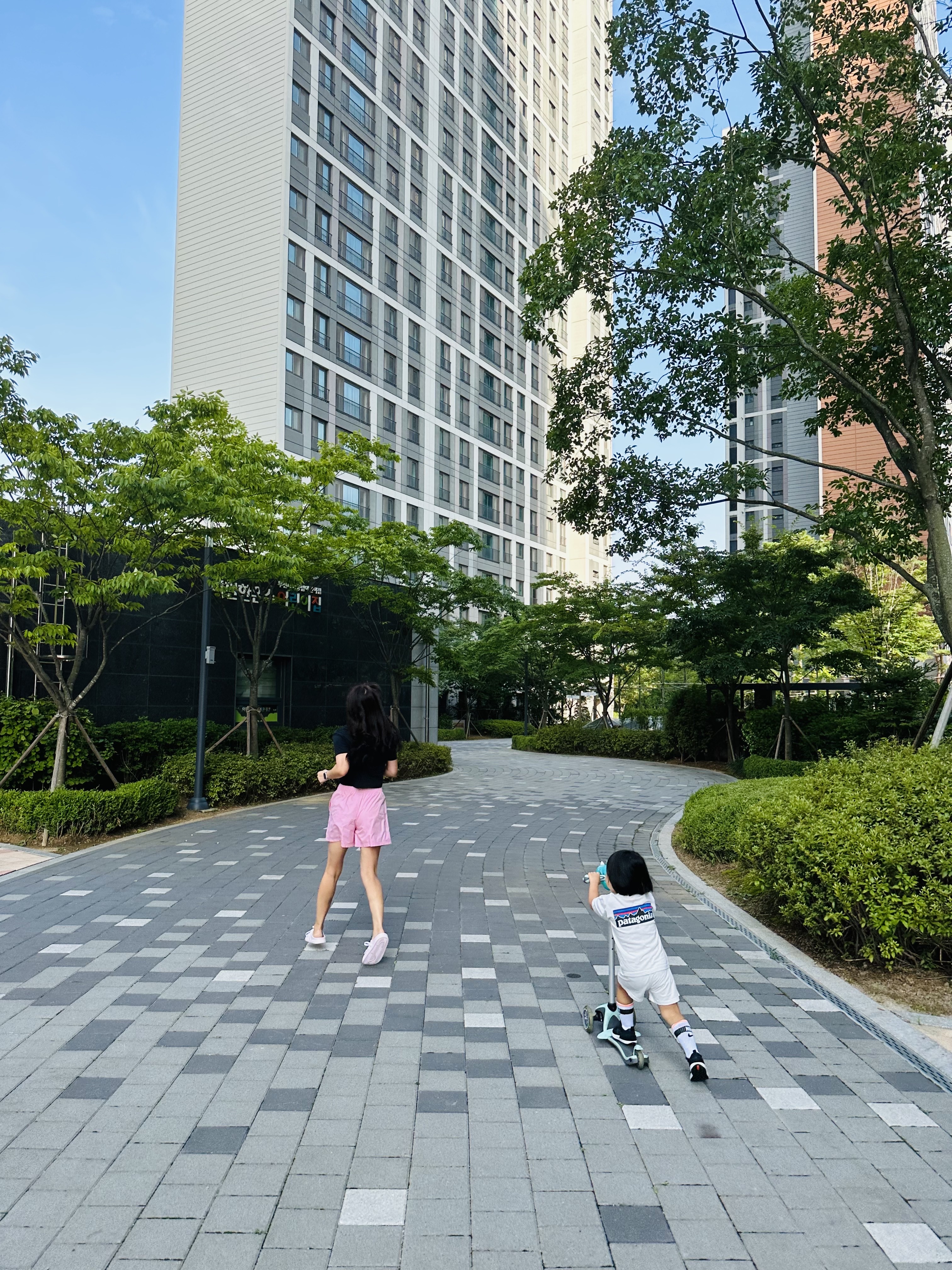 (W) Nike NSW Essential Crop Short Sleeve T-Shirt Black - Asia, (W) Nike NSW Essential Repel Mid Rise Shorts Soft Pink - Asia 착용 스타일 - 4