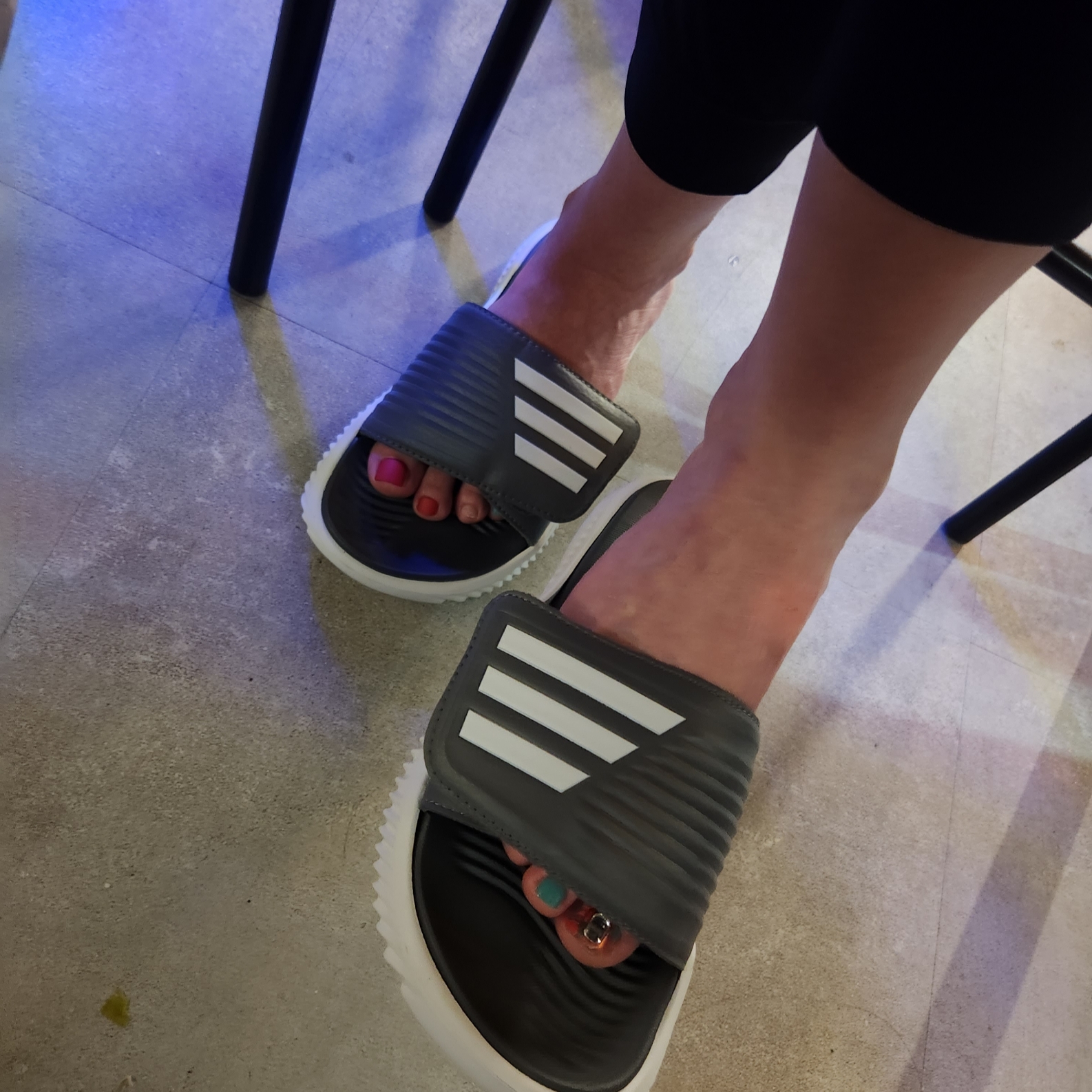 Adidas Alphabounce Slide Grey Five 착용 스타일