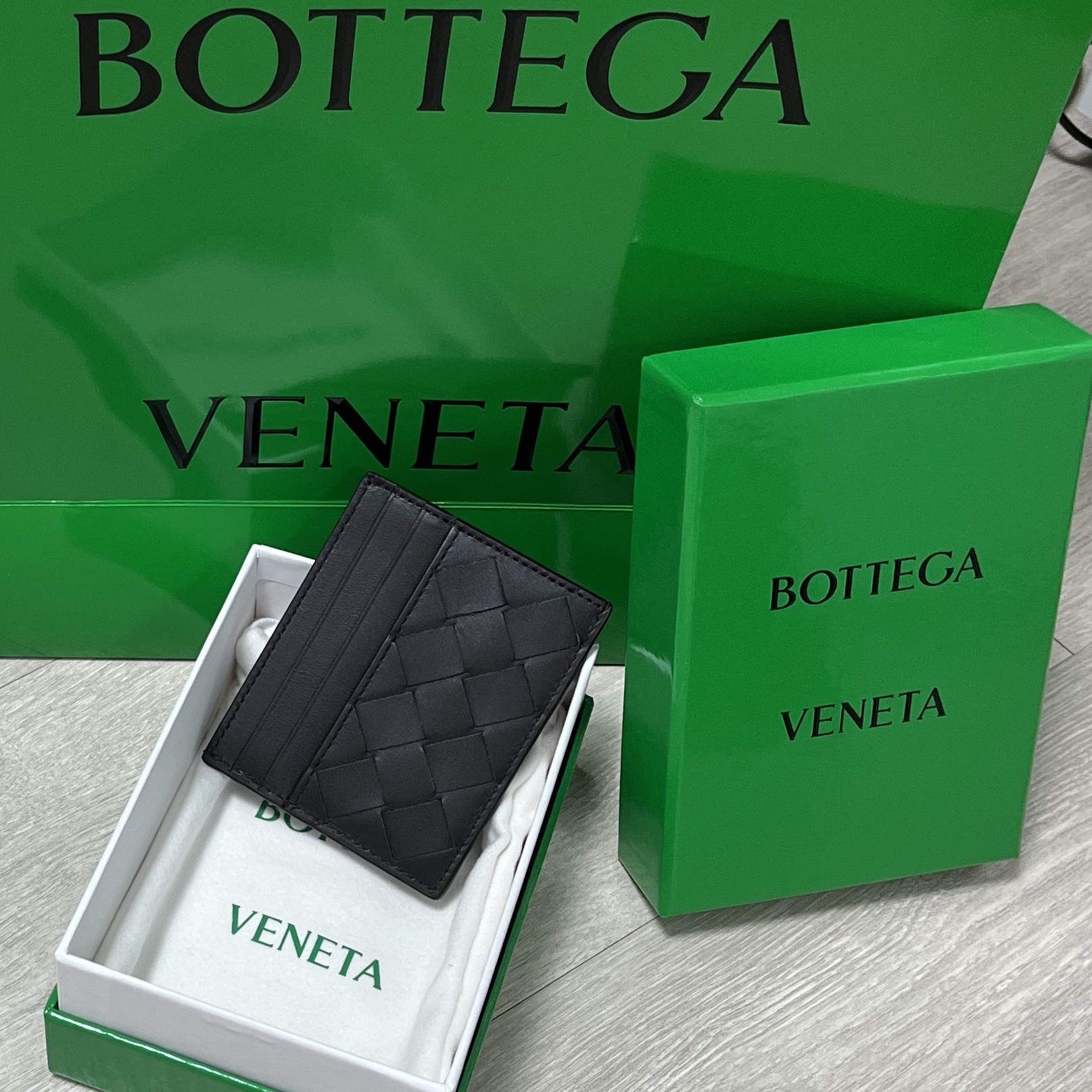 Bottega Veneta Credit Card Case Espresso 착용 스타일