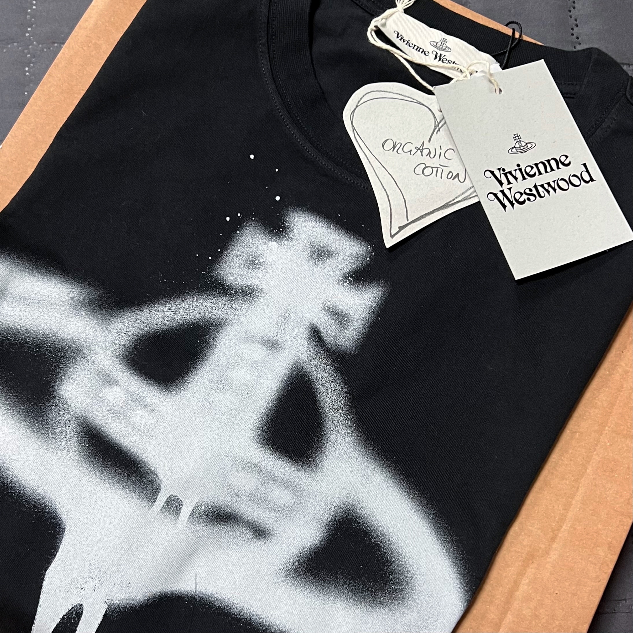 Vivienne Westwood Spray Orb Cotton T-Shirt Black 착용 스타일