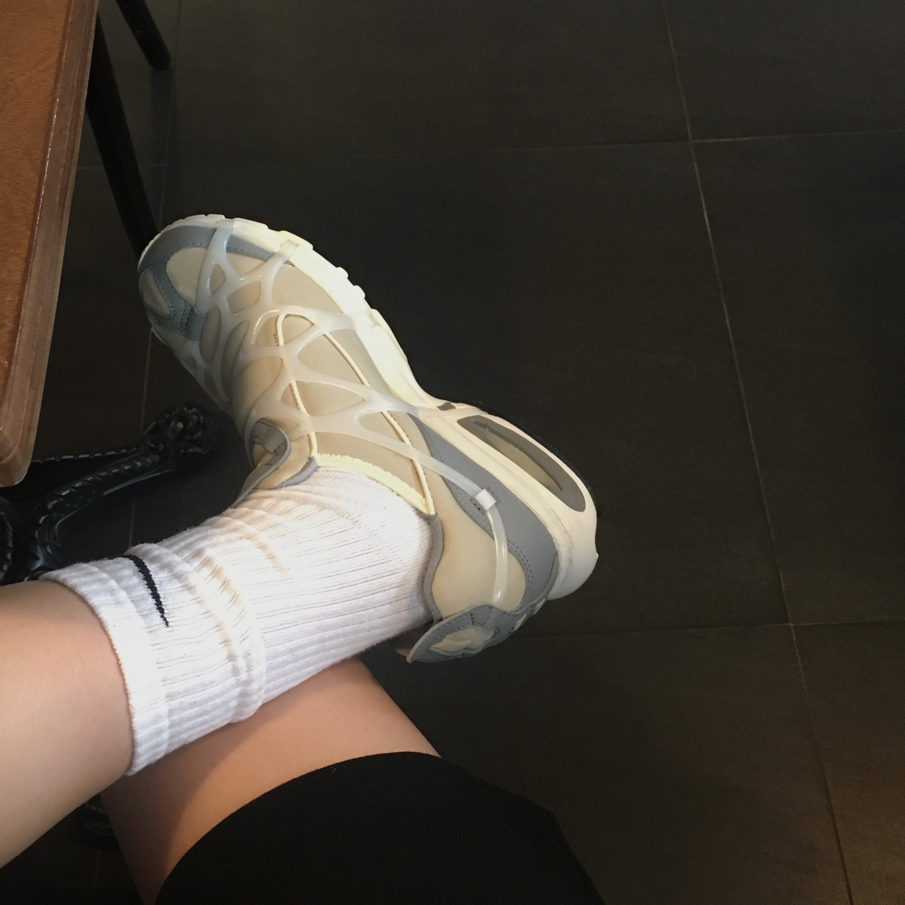Nike Air Kukini Rattan and Particle Grey 착용 스타일