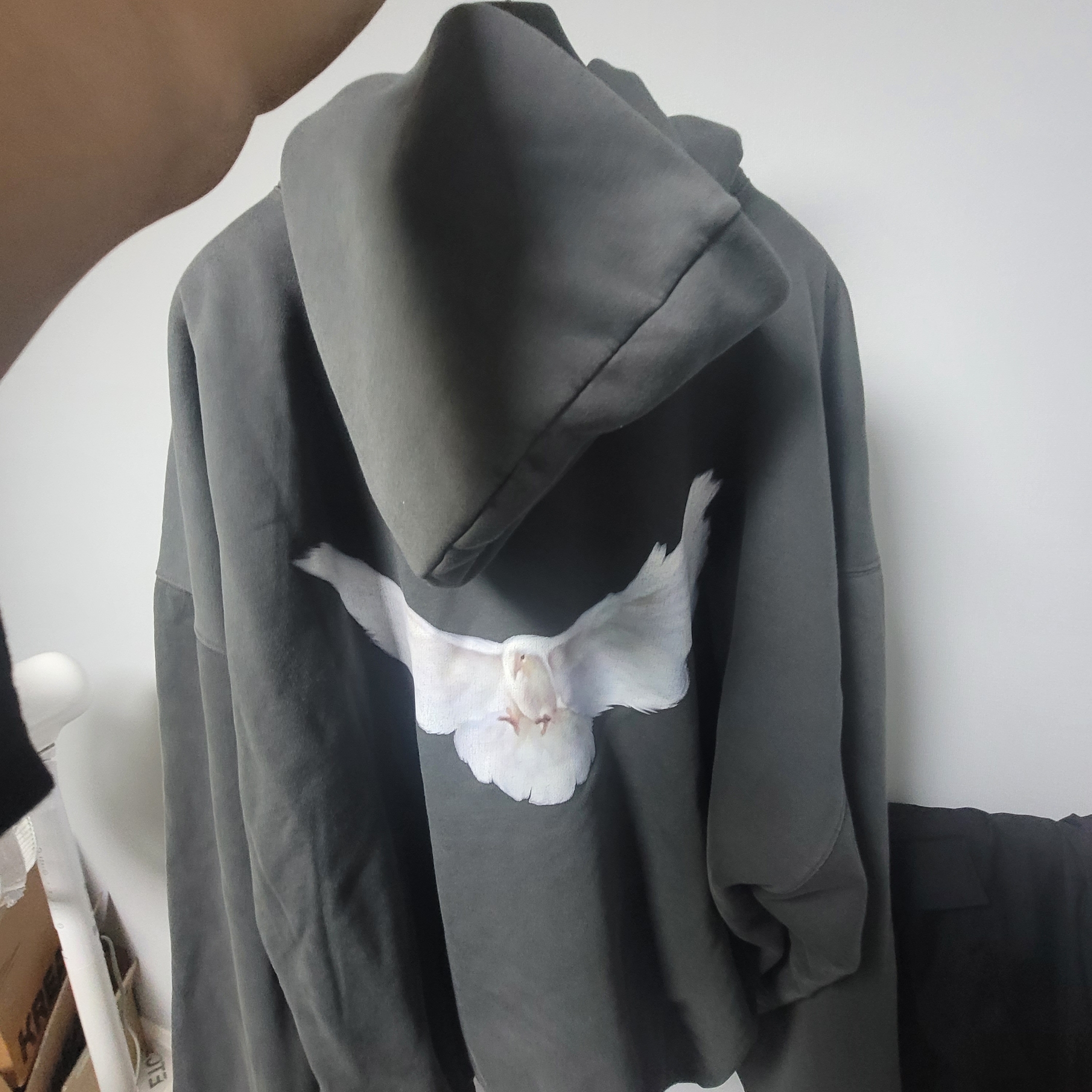 Yeezy Gap Engineered By Balenciaga Dove Hoodie Black 착용 스타일