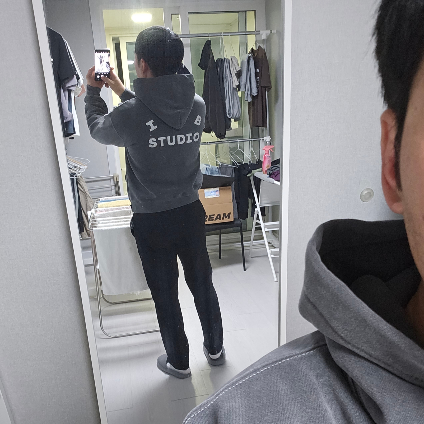 IAB Studio Pigment Hoodie Black 착용 스타일 - 2