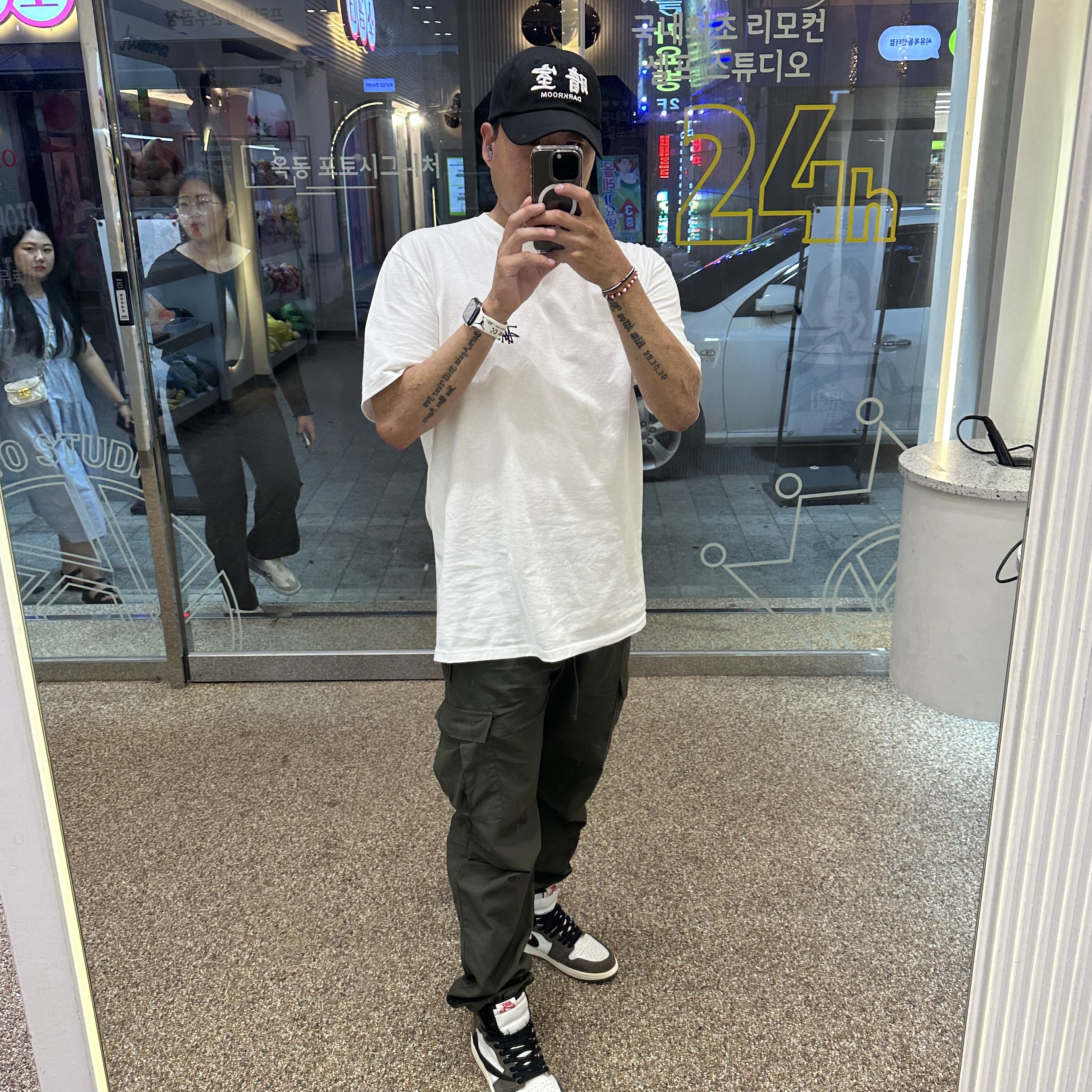 Darkr8m Studio White Logo Cap, Stussy Basic Stussy T-Shirt White 2023 착용 스타일 - 4