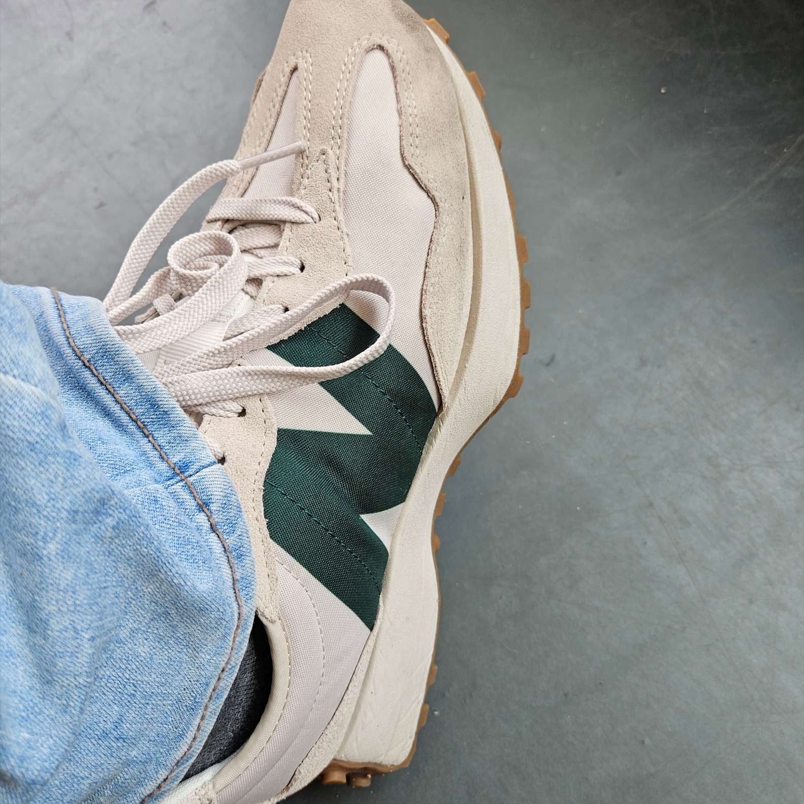 New Balance 327 Timberwolf 착용 스타일