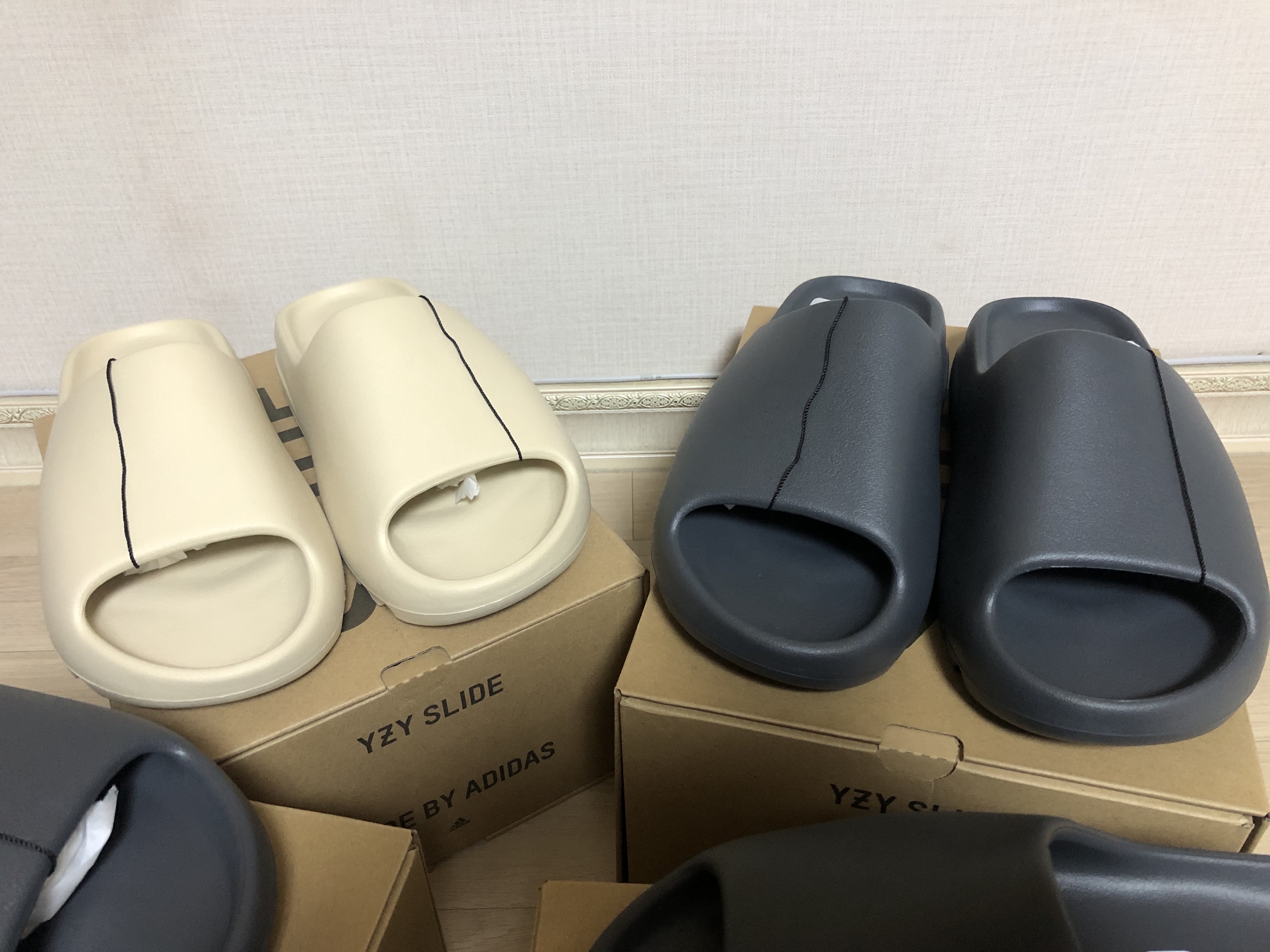 Adidas Yeezy Slide Bone 2022/2023, Adidas Yeezy Slide Slate Grey 착용 스타일 - 2