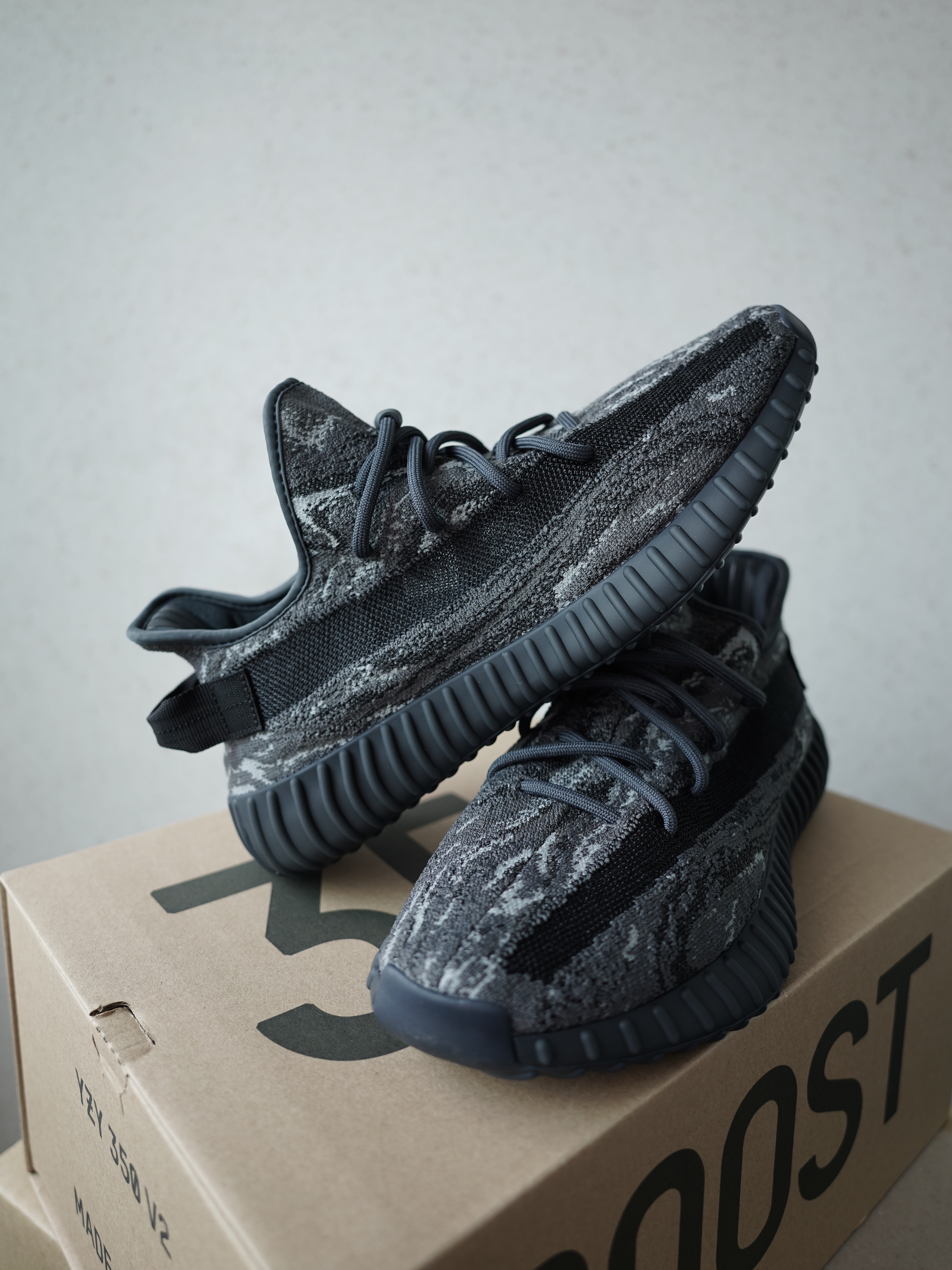 Adidas Yeezy Boost 350 V2 MX Dark Salt 착용 스타일 - 2