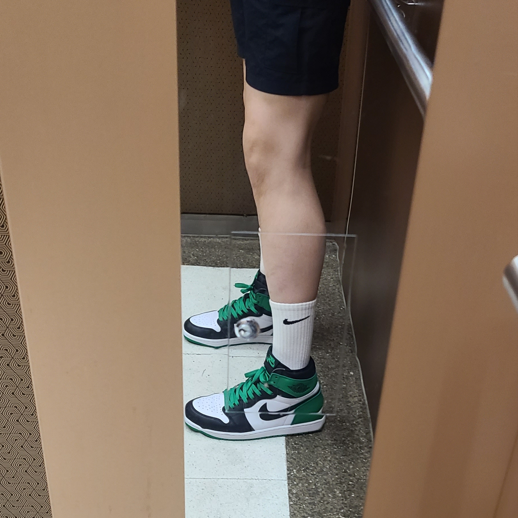Jordan 1 Retro High OG Black and Lucky Green 착용 스타일