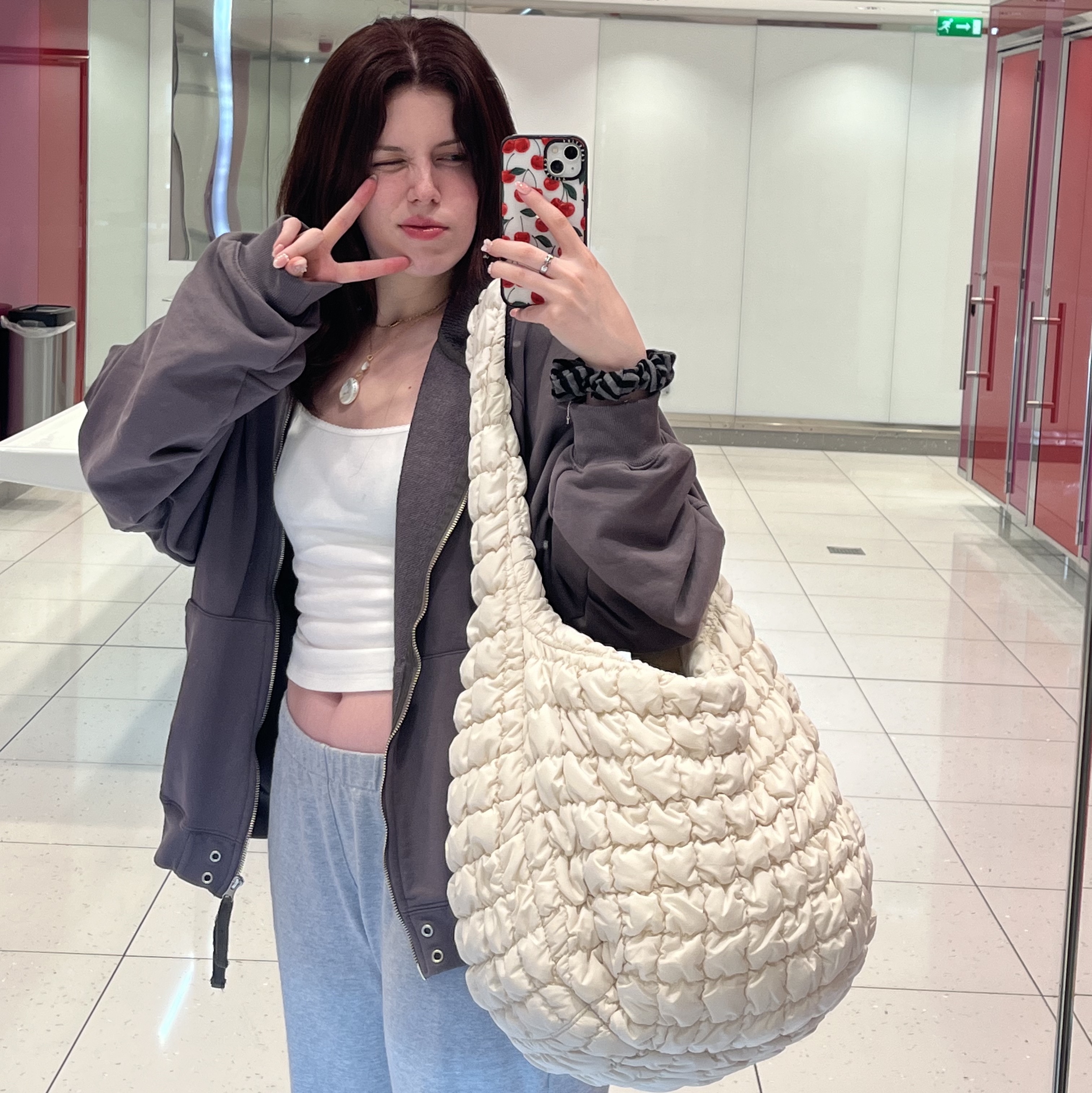 COS Quilted Oversized Shoulder Bag Off White Light Beige 착용 스타일 - 2