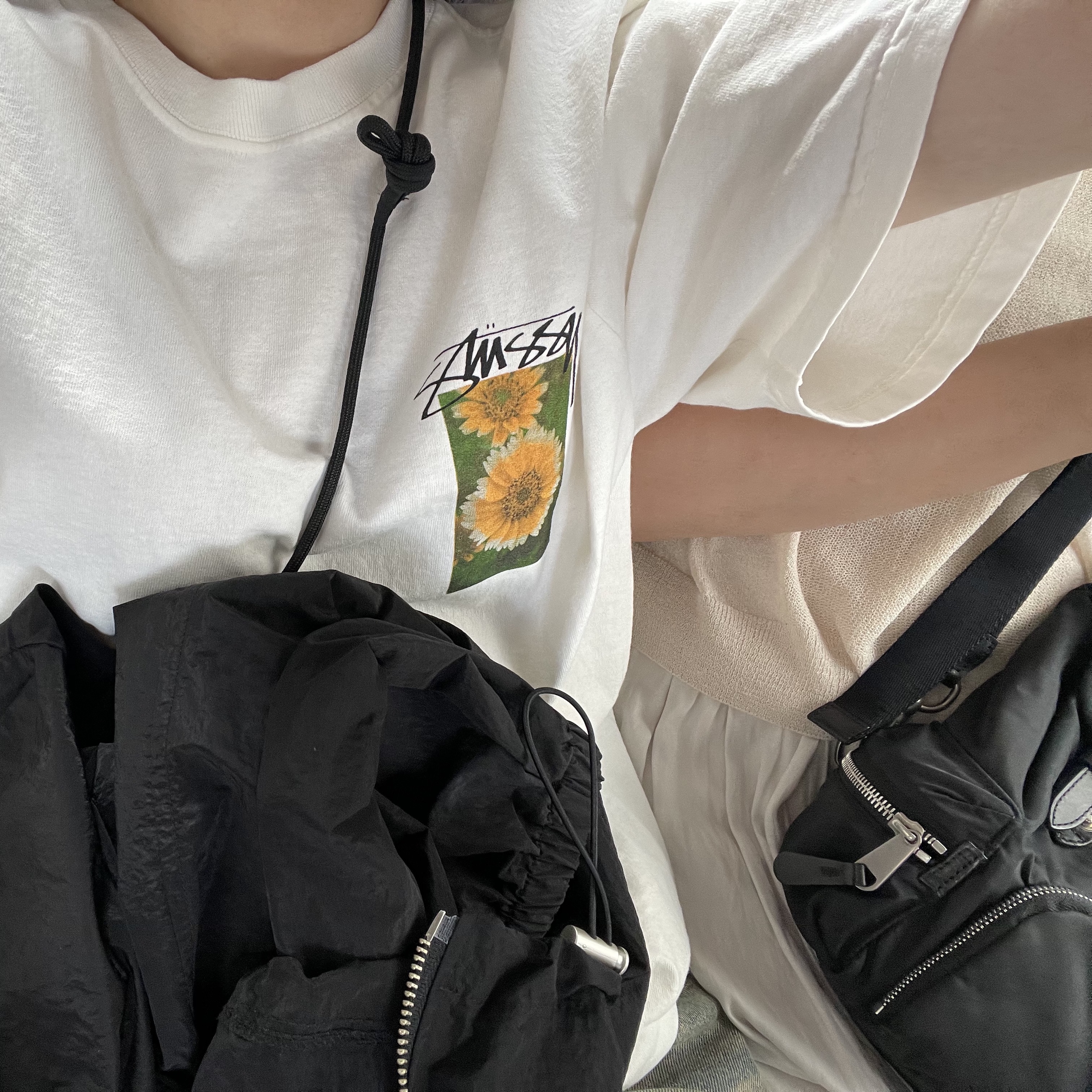 Converse x Play Comme des Garcons Chuck 70 Ox Black, Stussy Flower Grid Pigment Dyed T-Shirt Natural 착용 스타일 - 3