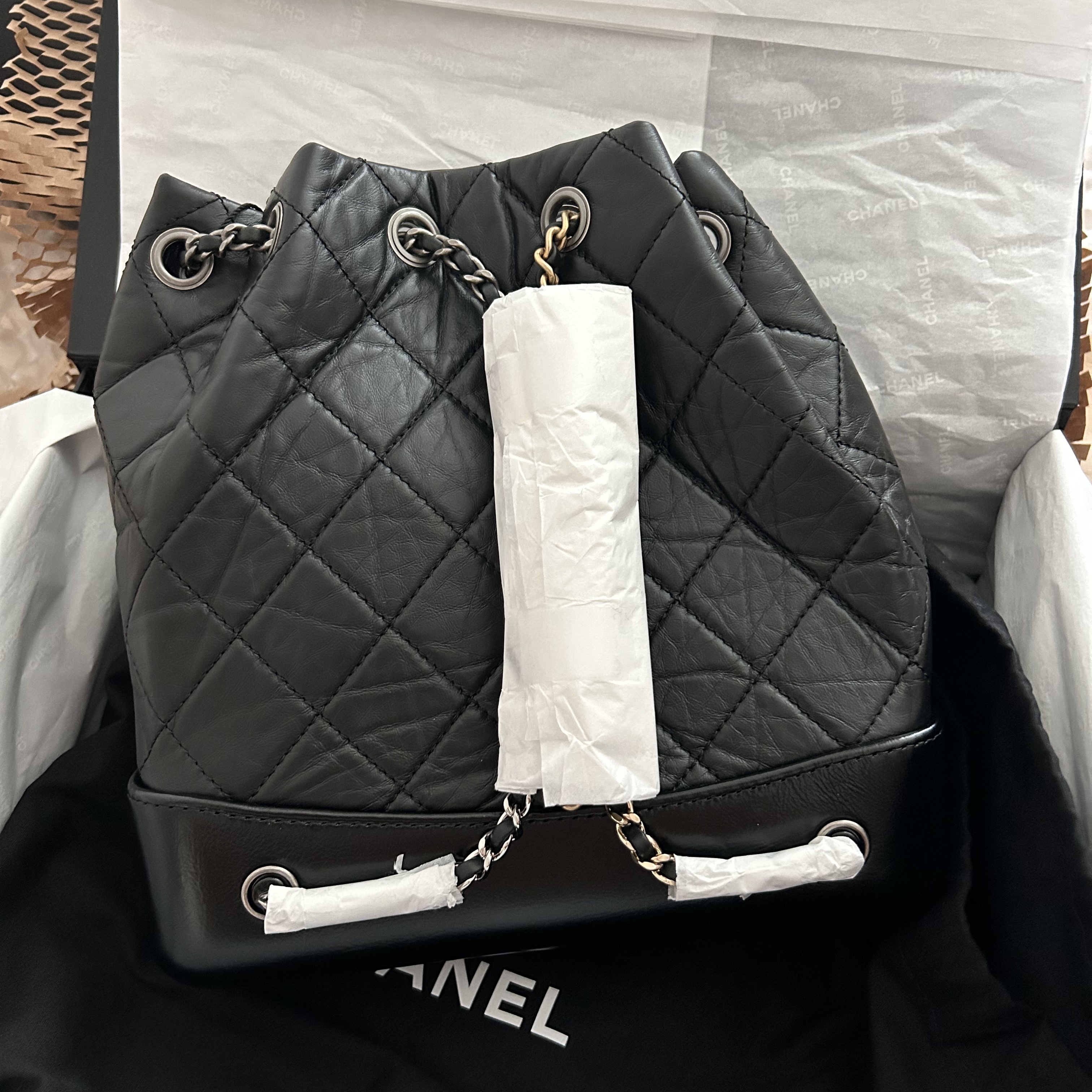 Chanel Small Gabrielle Backpack Aged Calfskin & Gold Silver Black 착용 스타일 - 4