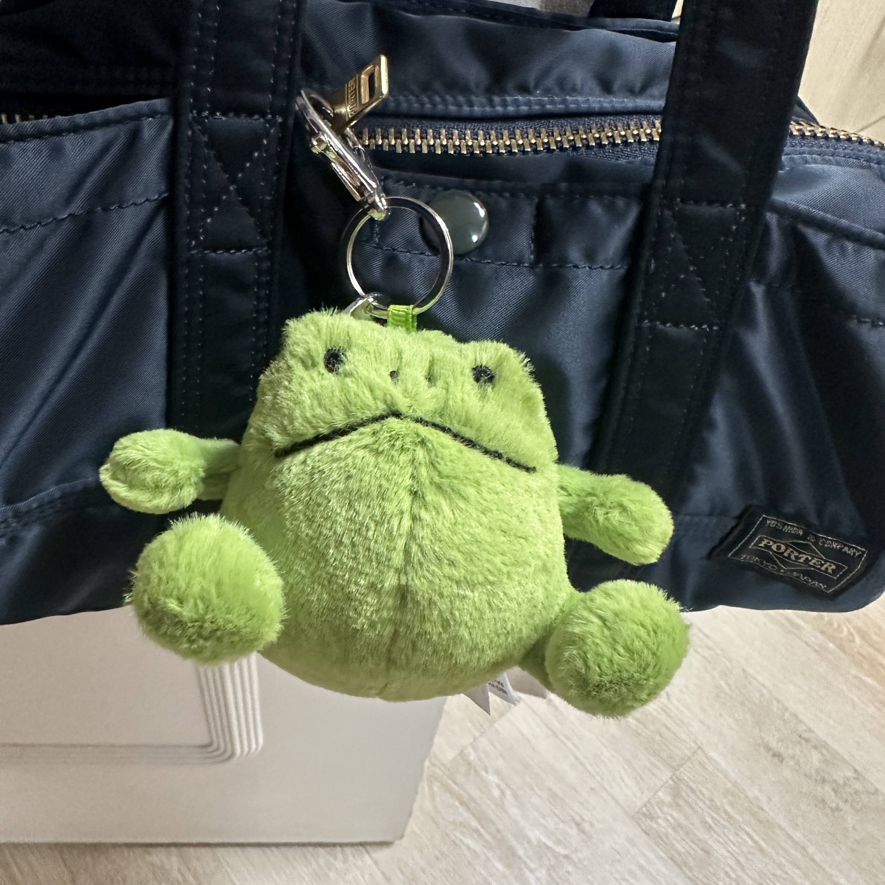 Jellycat Ricky Rain Frog Bag Charm Green 착용 스타일