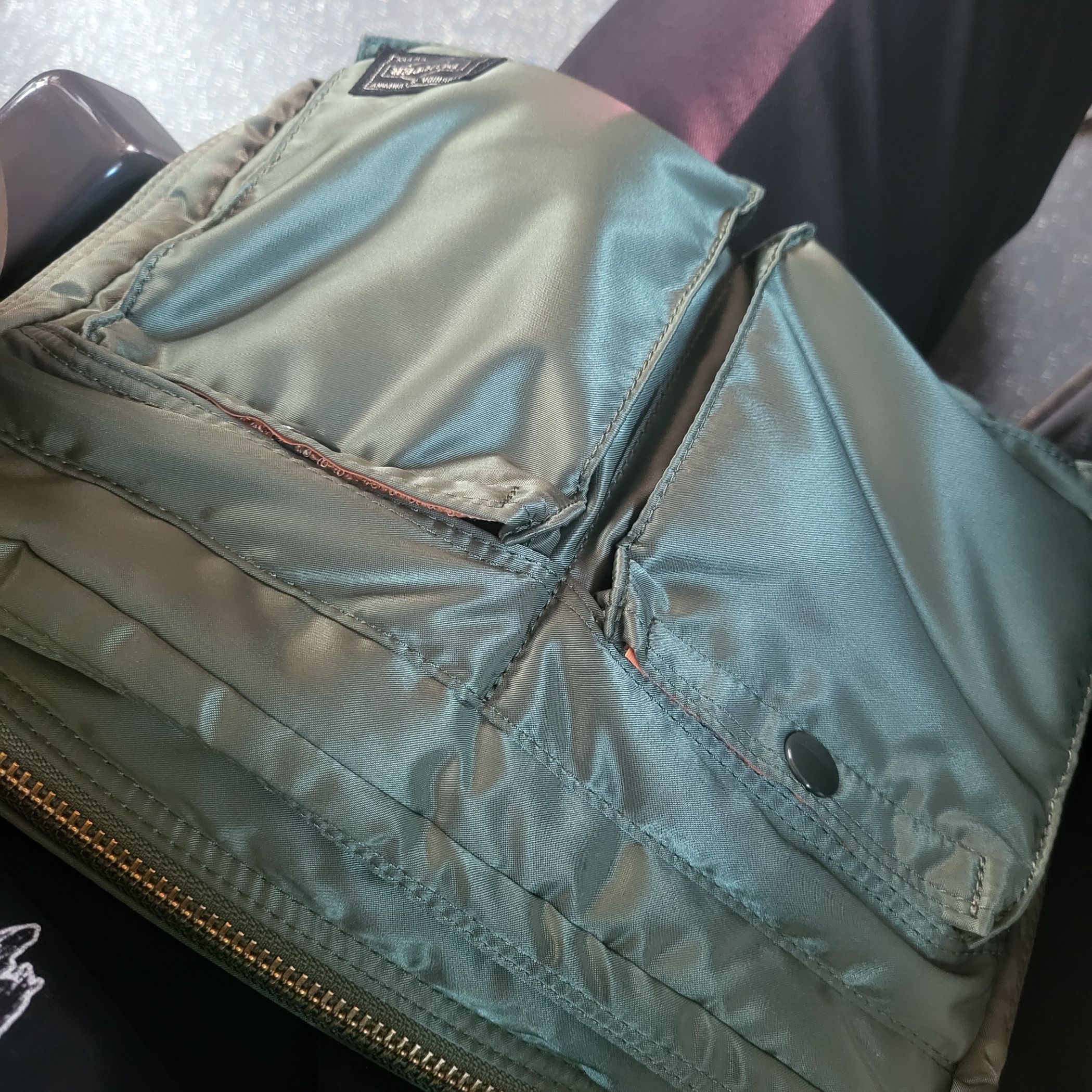 Porter Tanker Shoulder Bag L Sage Green 착용 스타일