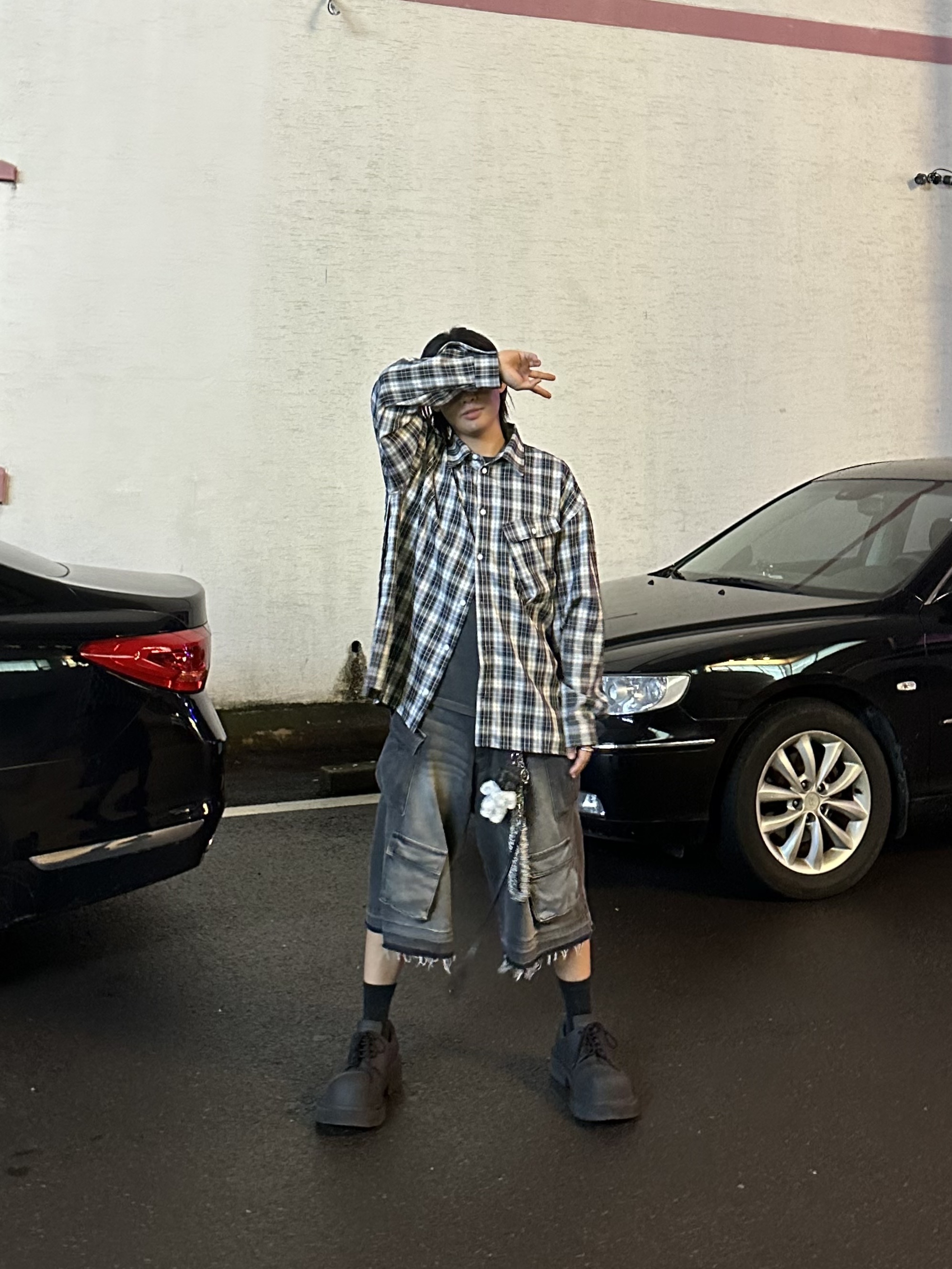 Nos Couleurs Old Washed Cargo Denim Shorts Dark Grey, Balenciaga Steroid Derby Black 착용 스타일 - 2