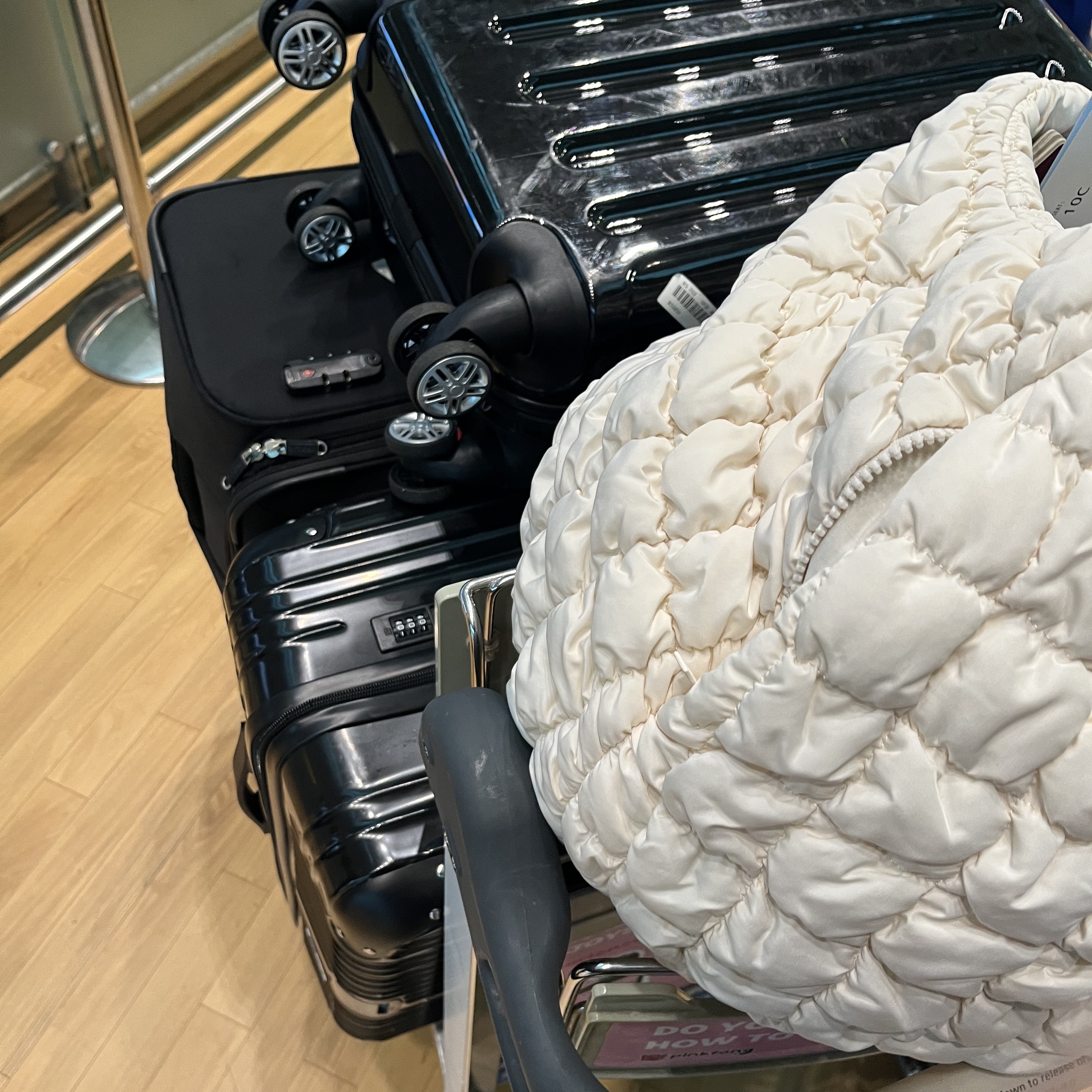 COS Quilted Oversized Shoulder Bag Off White Light Beige 착용 스타일 - 1