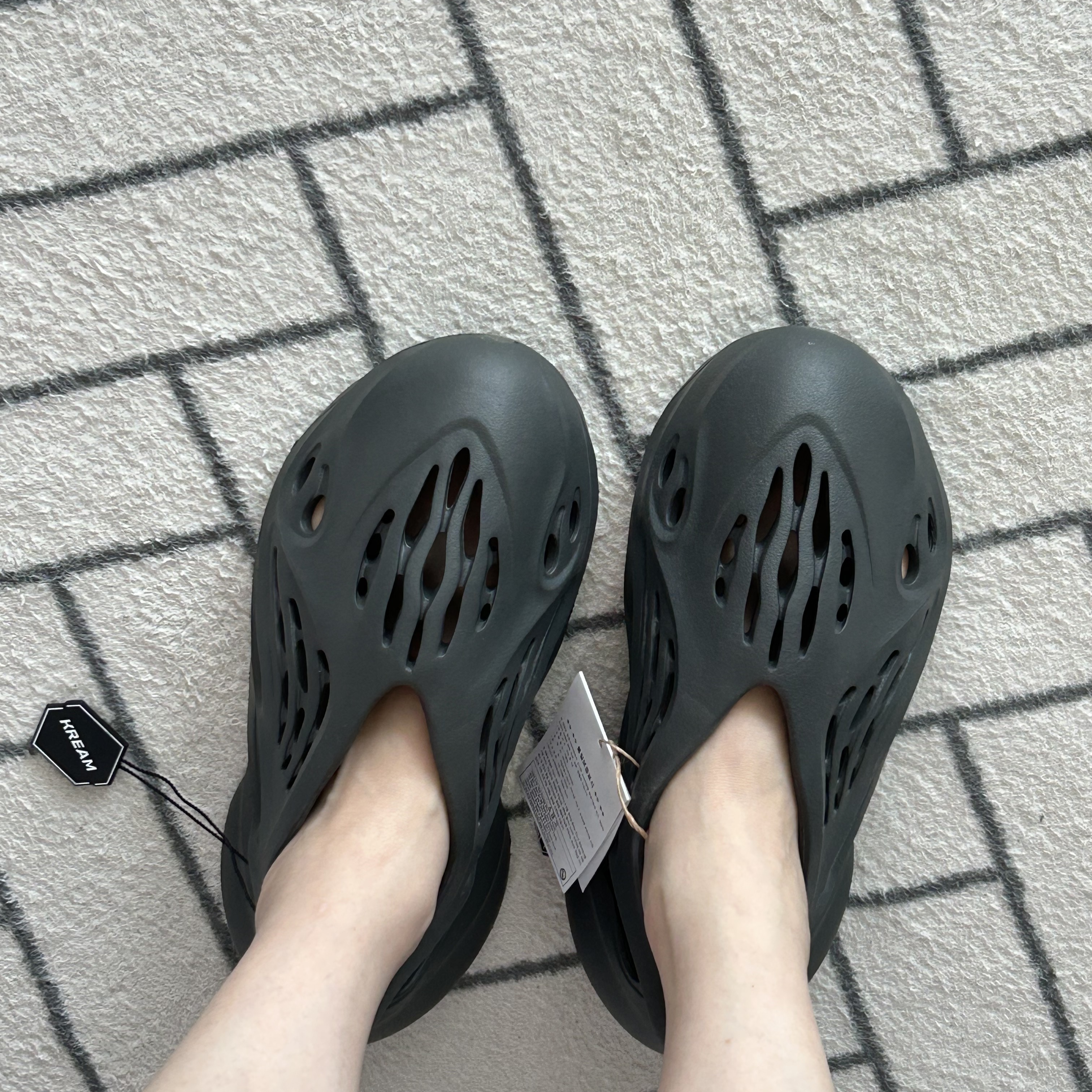 Adidas Yeezy Foam RNNR Carbon 착용 스타일 - 2