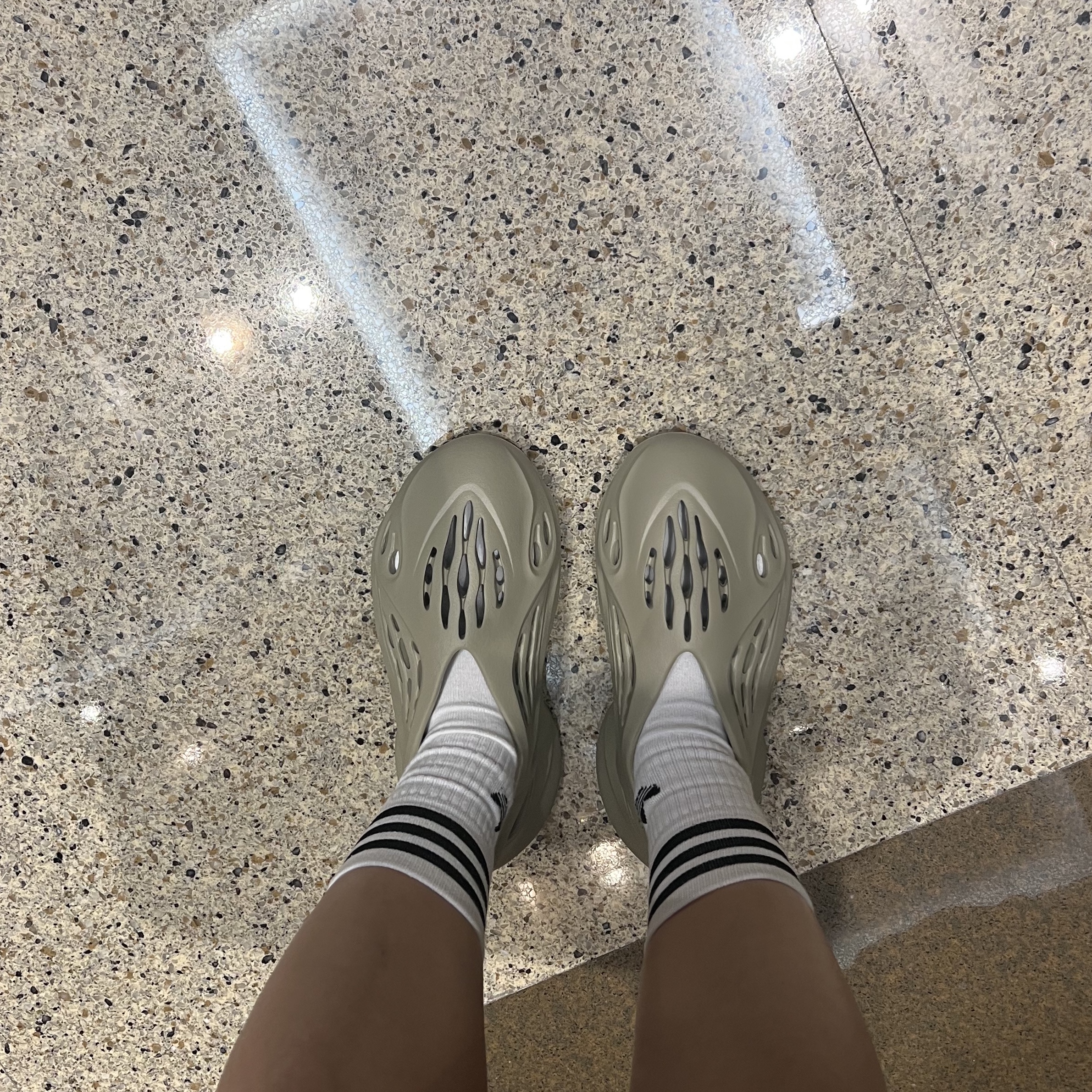 Adidas Yeezy Foam RNNR Stone Salt 착용 스타일